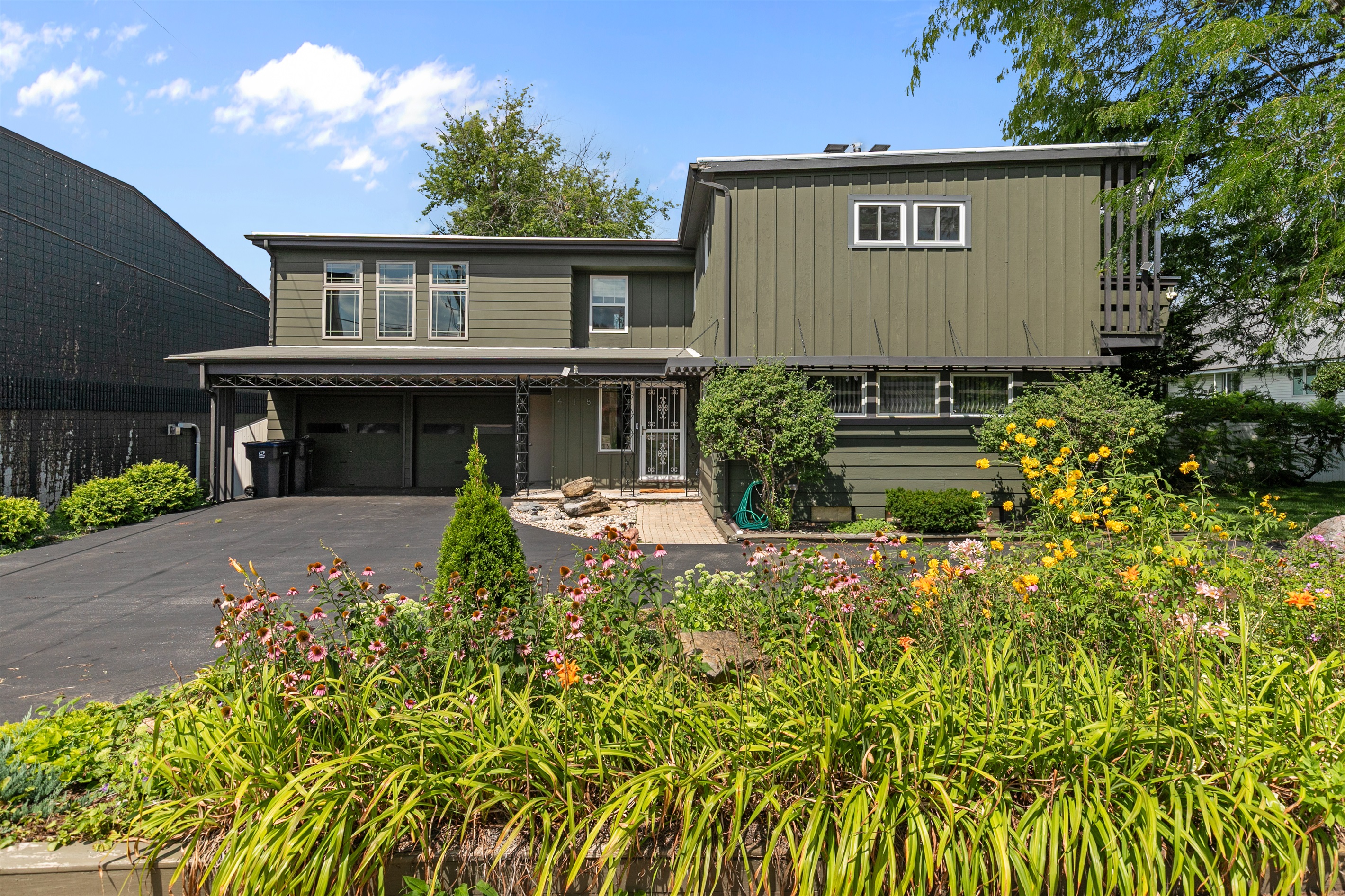 The spacious driveway makes arrival easy, offering plenty of room for parking and a smooth start to your stay.