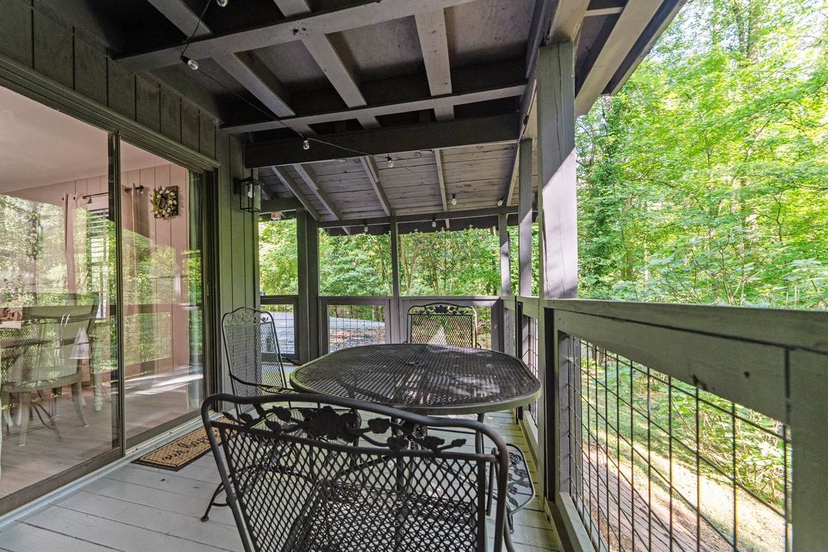 Outdoor dining area - Creekside Cottage 