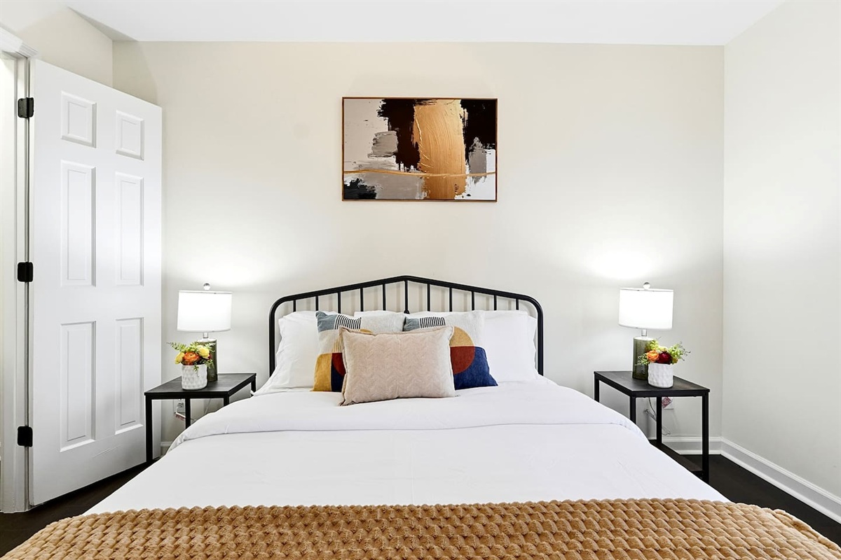 This upstairs bedroom sits just left of the stair landing and offers a ranch-inspired design, double bed, and a smart TV for relaxing evenings. This room includes 2 full-body towels, 2 washcloths, and 2 hand towels for your stay.