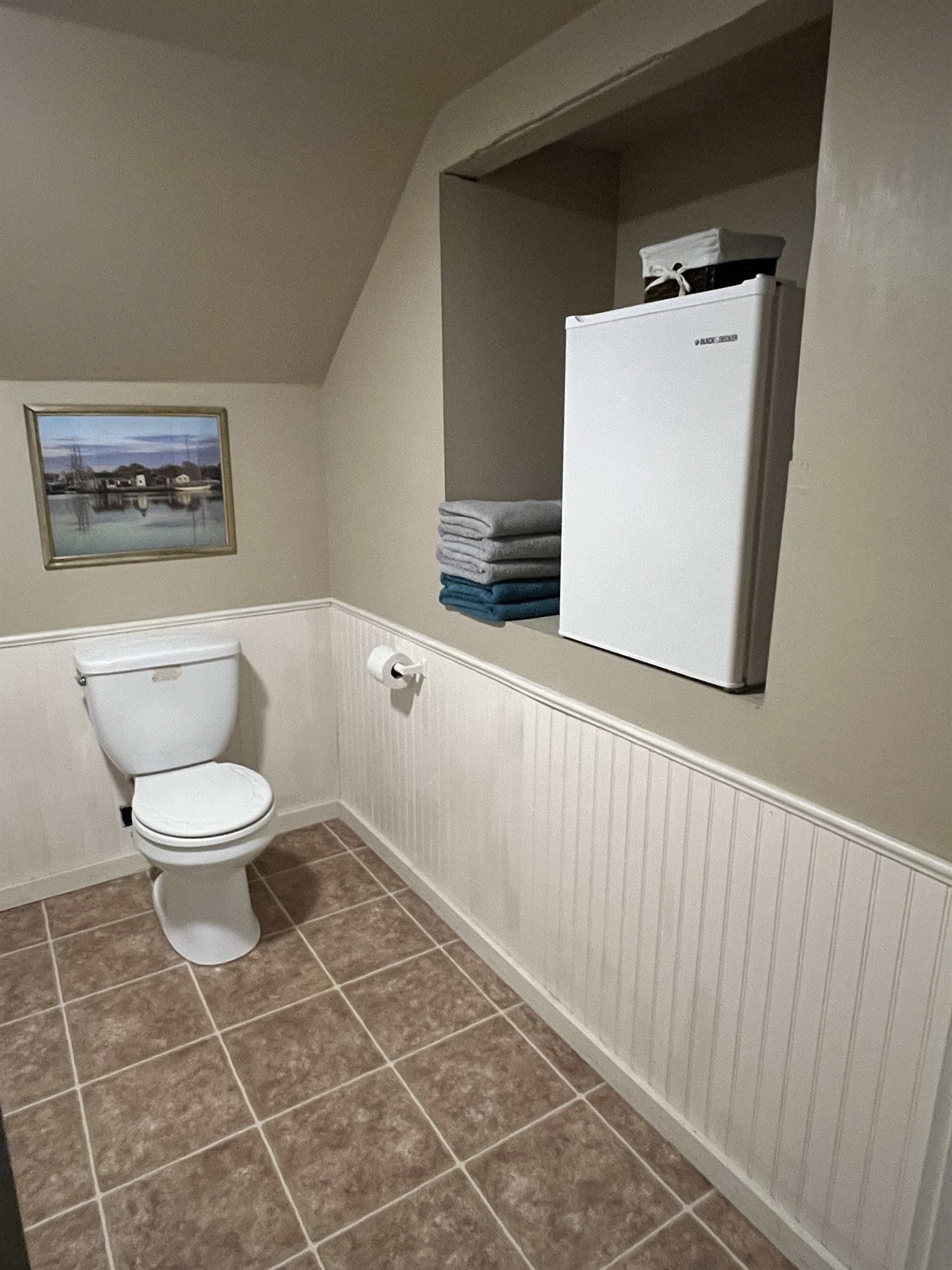 Highview Room - bath and fridge