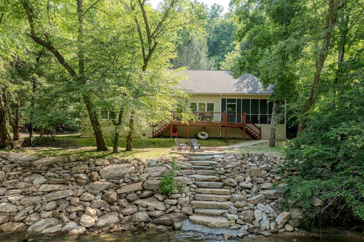 Step right out the back door and into adventure! With brand-new rock steps leading to the water, you’ll love fishing, swimming, and tubing for hours.