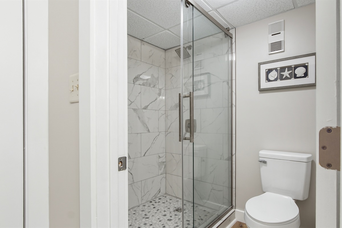 Main bathroom with walk in shower