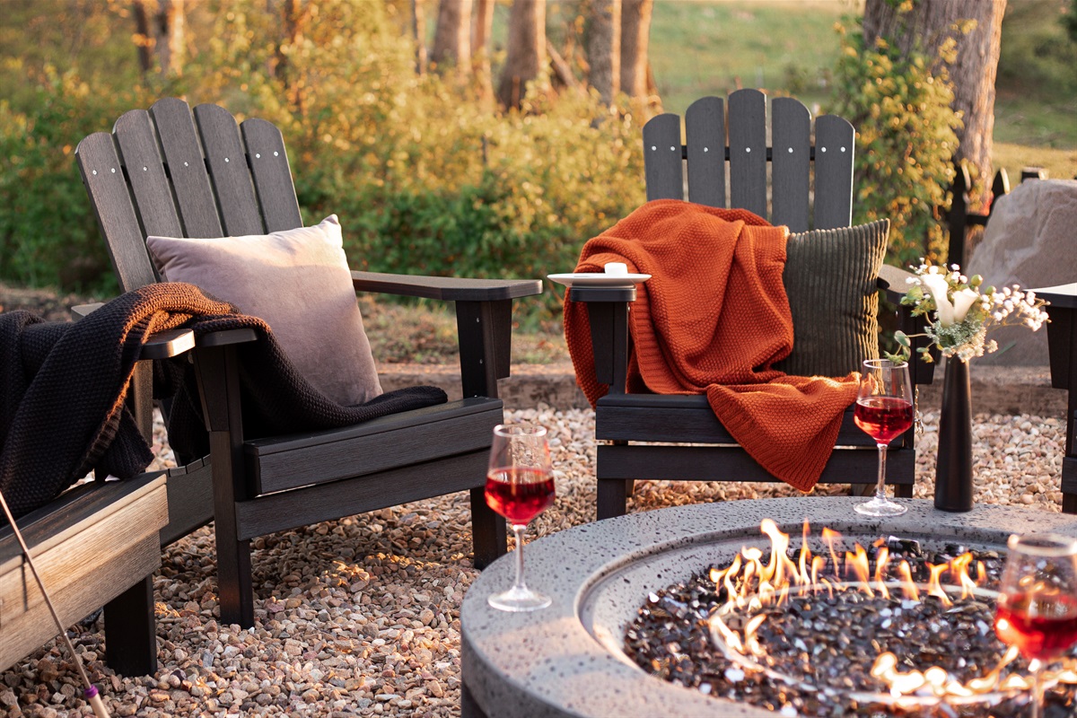 {Fire Pit Lounge}
Gather around the fire pit with a glass of wine, cozy blankets, and mountain air all around you. The perfect setting for slow evenings and meaningful conversations.