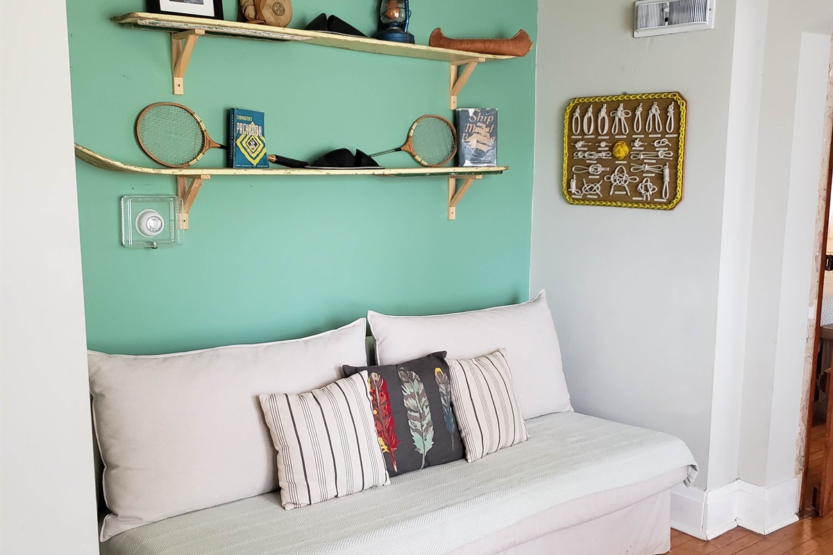 Old Lake House - Hall Room - Queen Sofa Sleeper