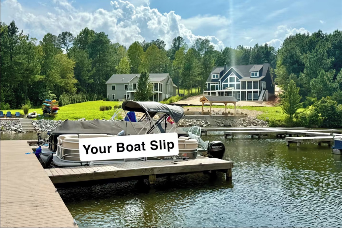 We offer a private boat slip at the marina overlooking Blueberry Bay. The Marina/boat launch and clubhouse/pool is right next door making it very convenient for guests to launch their boat, use the pool or play pickleball/tennis :)