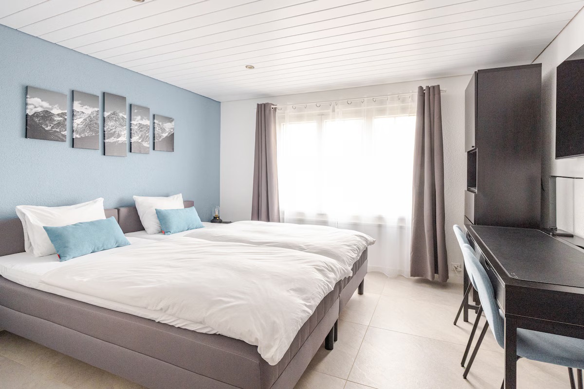Guestroom with Desk, 2 chairs, smart TV