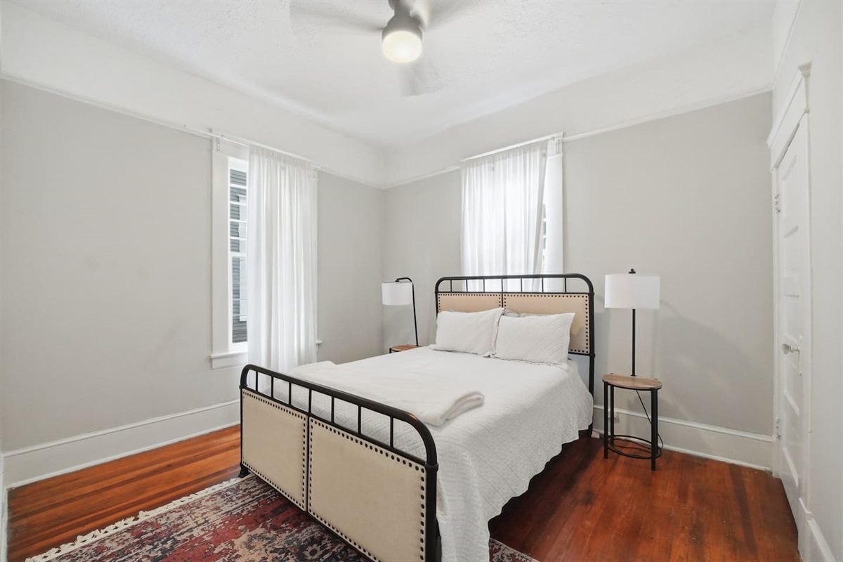 Guest bedroom with queen bed