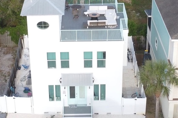  Rooftop deck  is a guest favorite retreat, whether at breakfast or enjoying the ocean breeze and crashing waves at night  with a projector to stream movies or your own YouTube creations.  Enjoy amazing star gazing too!