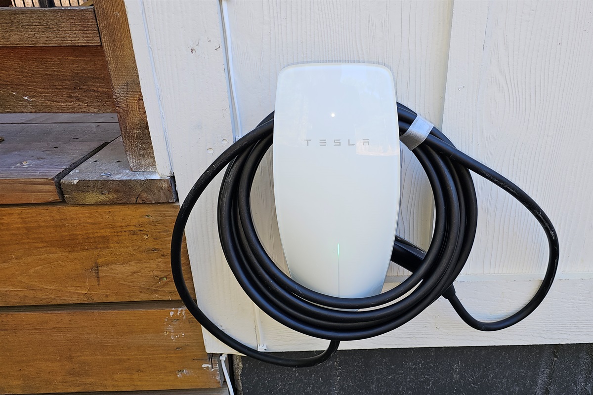 Now featuring convenient on-site EV charging with a Tesla Universal Wall Connector (Gen 3), compatible with Tesla and most non‑Tesla EVs via the integrated J1772 adapter.