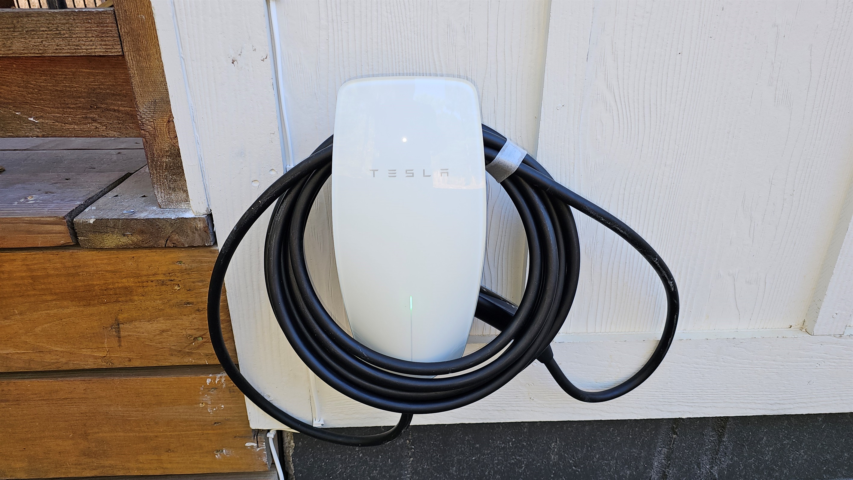 Now featuring convenient on-site EV charging with a Tesla Universal Wall Connector (Gen 3), compatible with Tesla and most non‑Tesla EVs via the integrated J1772 adapter.