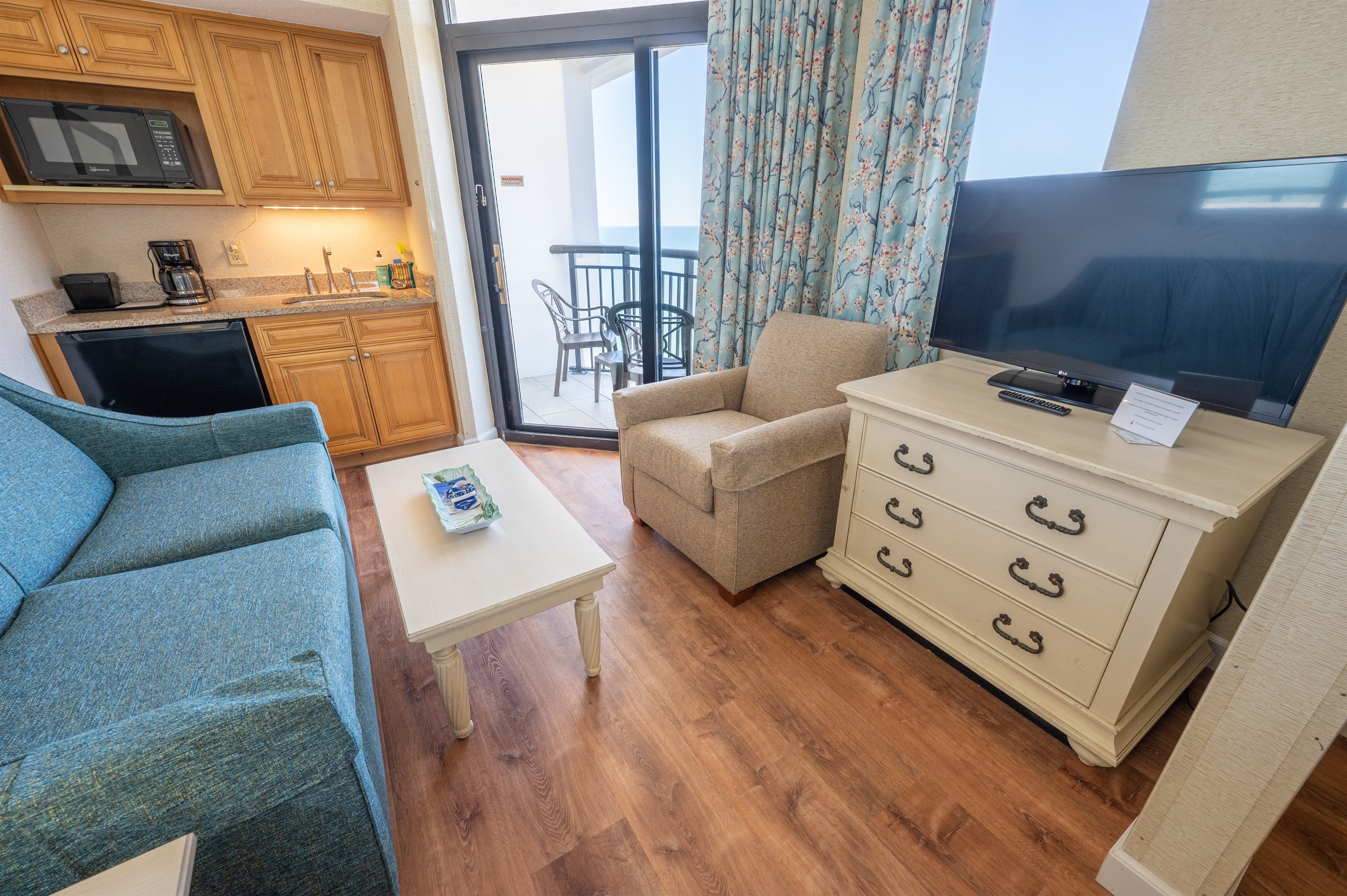 New Breakers with Great Views Studio Heated Pools!