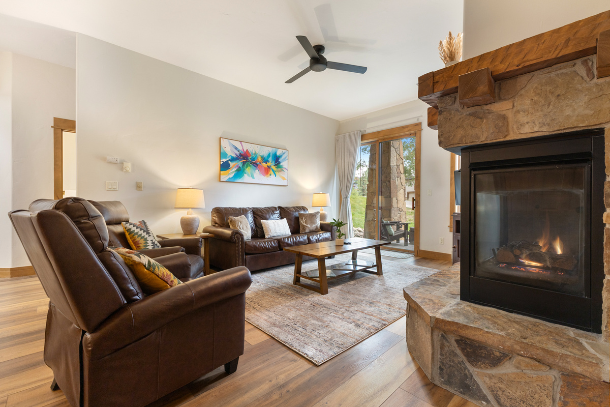 Living Room | Fireplace 