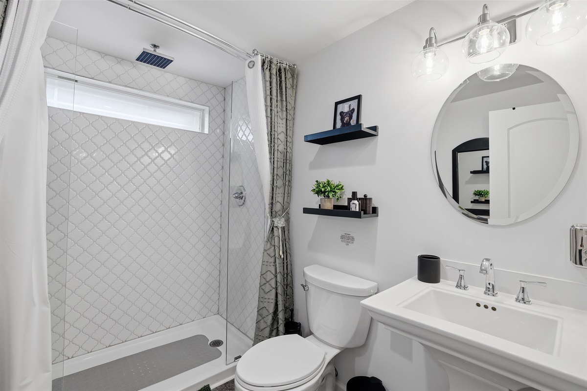 Enjoy the refreshing experience of a rainfall showerhead! This shared bathroom is perfect for unwinding. 