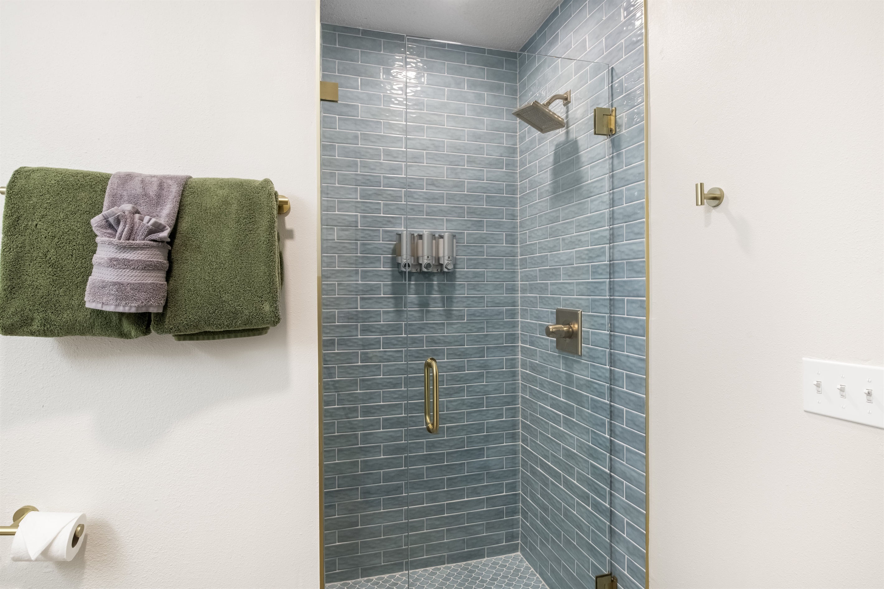 King Suite 1 with ensuite Bathroom, New Memory Foam Mattress, 40-in TV.