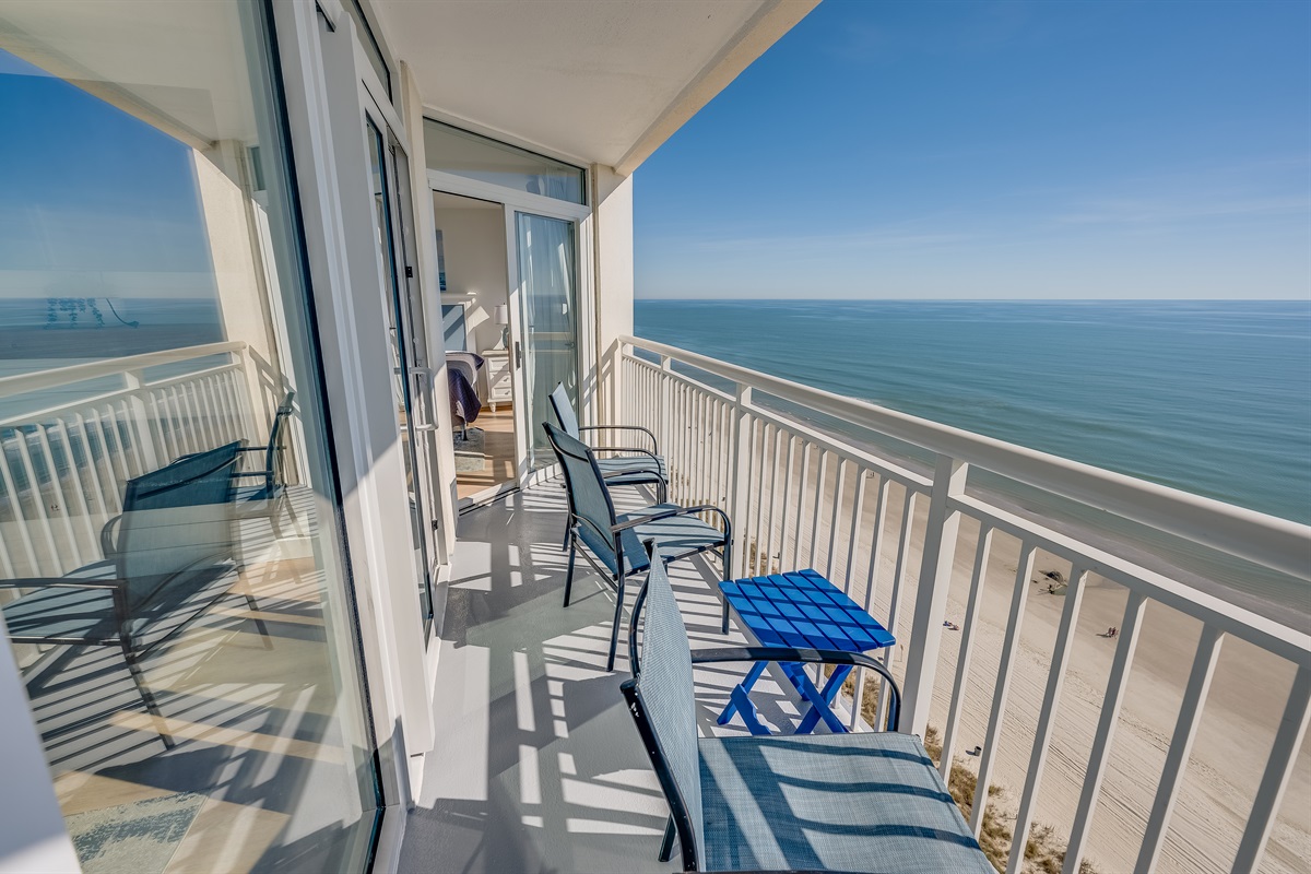 Balcony with Amazing Views of the Ocean