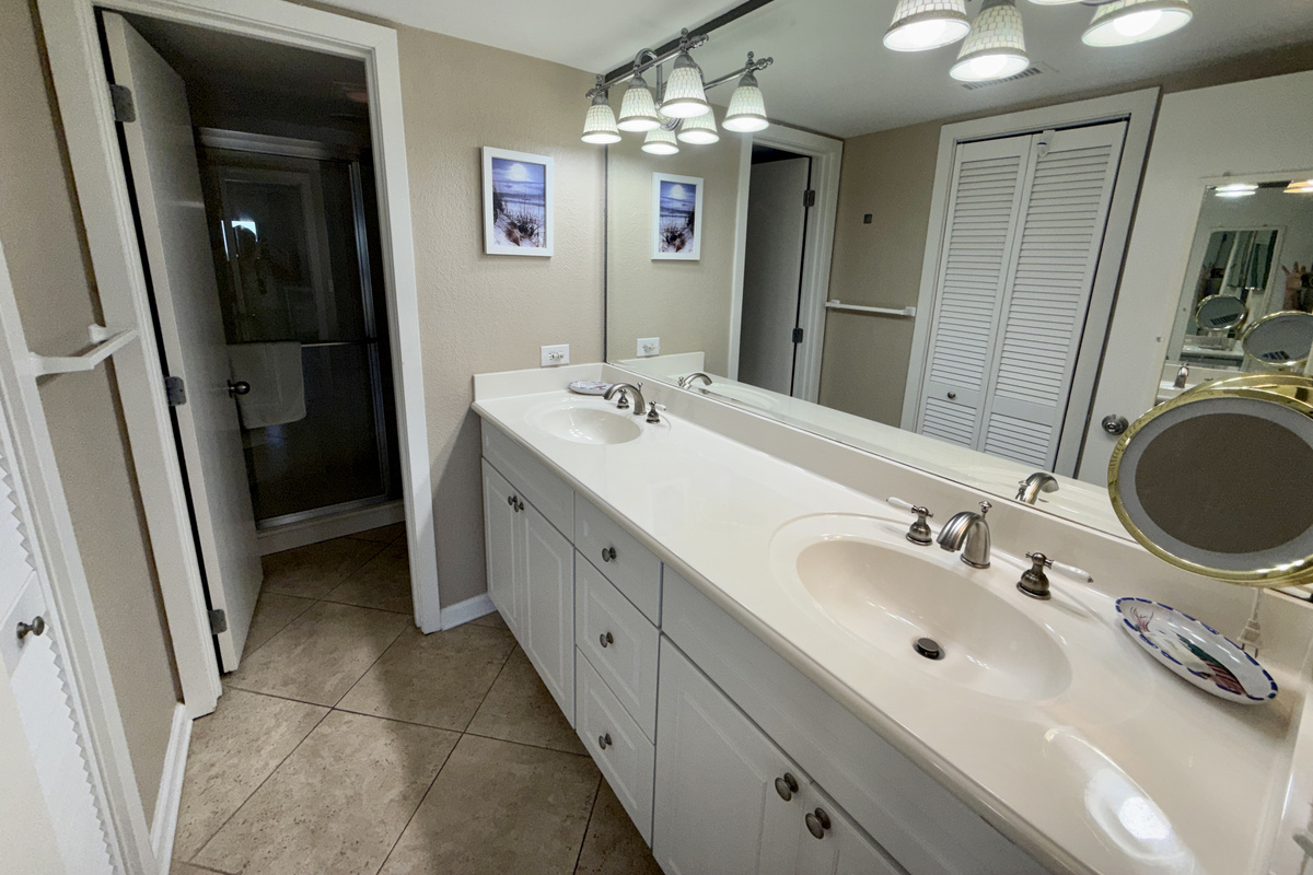 En Suite Bath w/Double Vanity Sinks