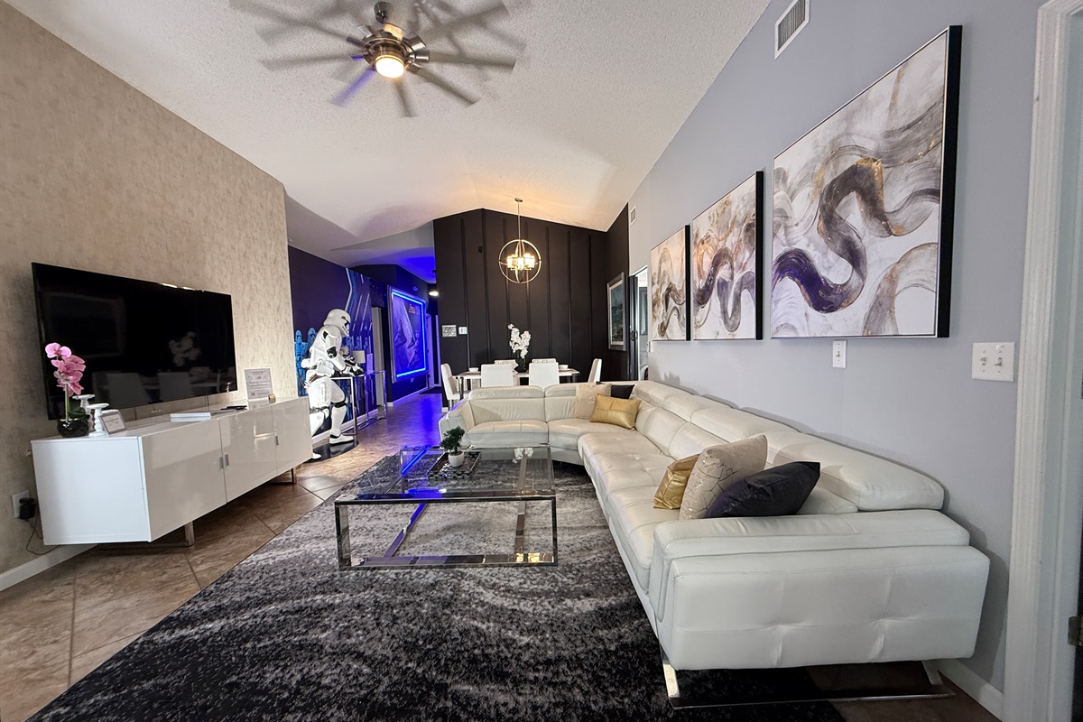 🌟 Comfort meets entertainment in our family-friendly living room, complete with genuine leather seating and a 70” Roku TV already set with Netflix & HBO.