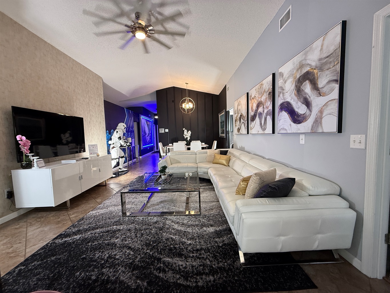 🌟 Comfort meets entertainment in our family-friendly living room, complete with genuine leather seating and a 70” Roku TV already set with Netflix & HBO.