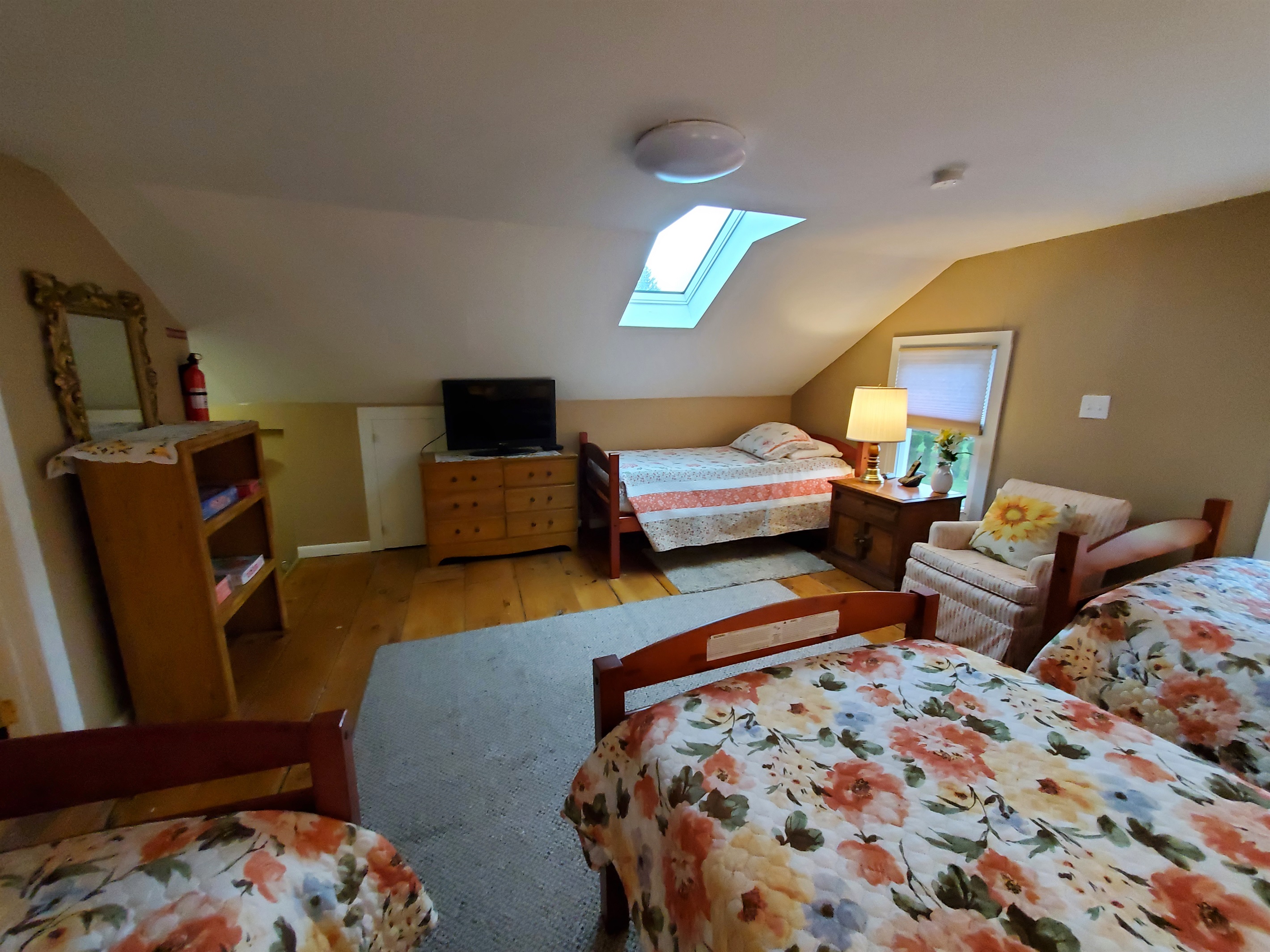 2nd floor twin bedroom w/ TV