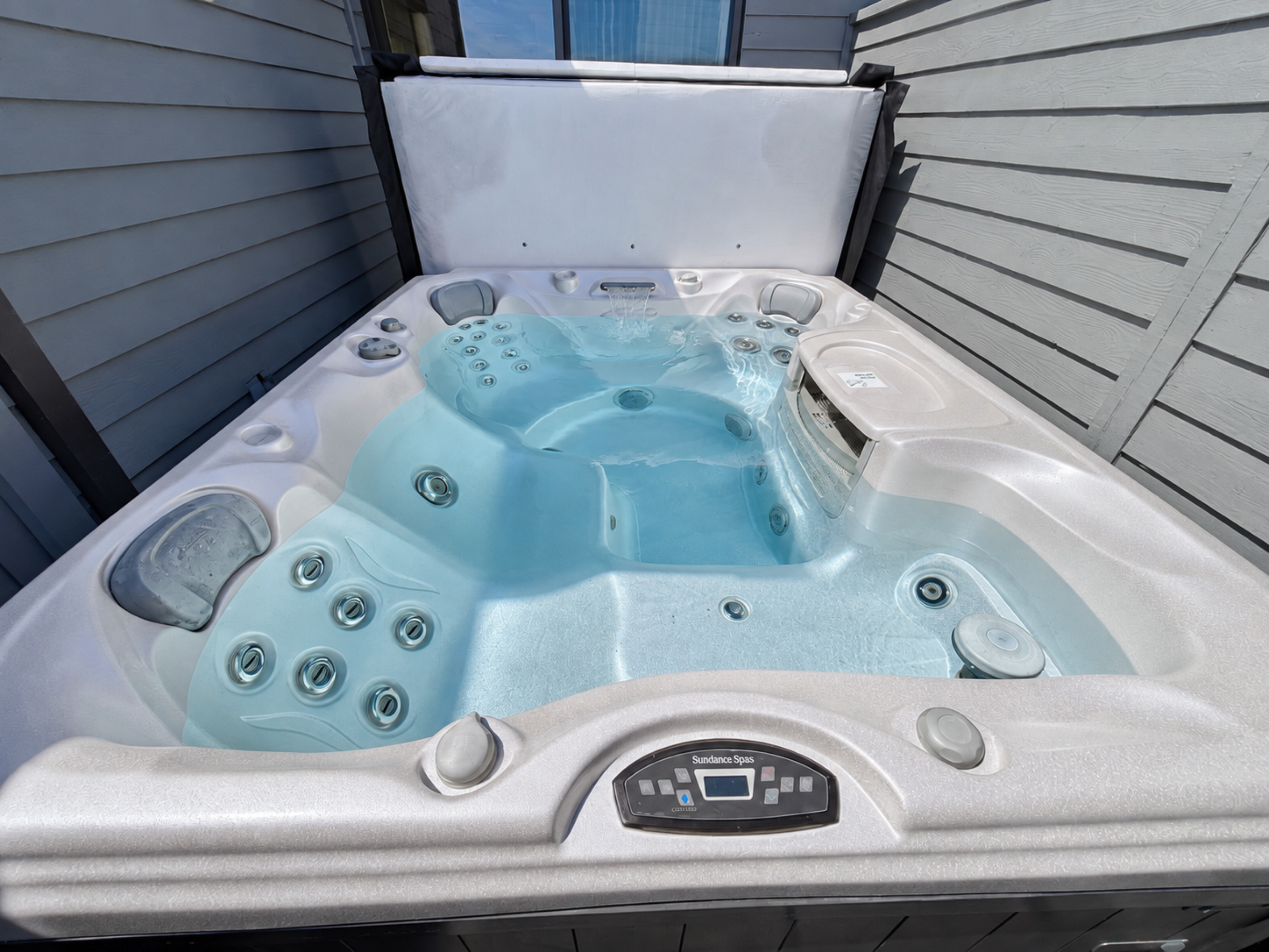 Hot tub sits 4-5