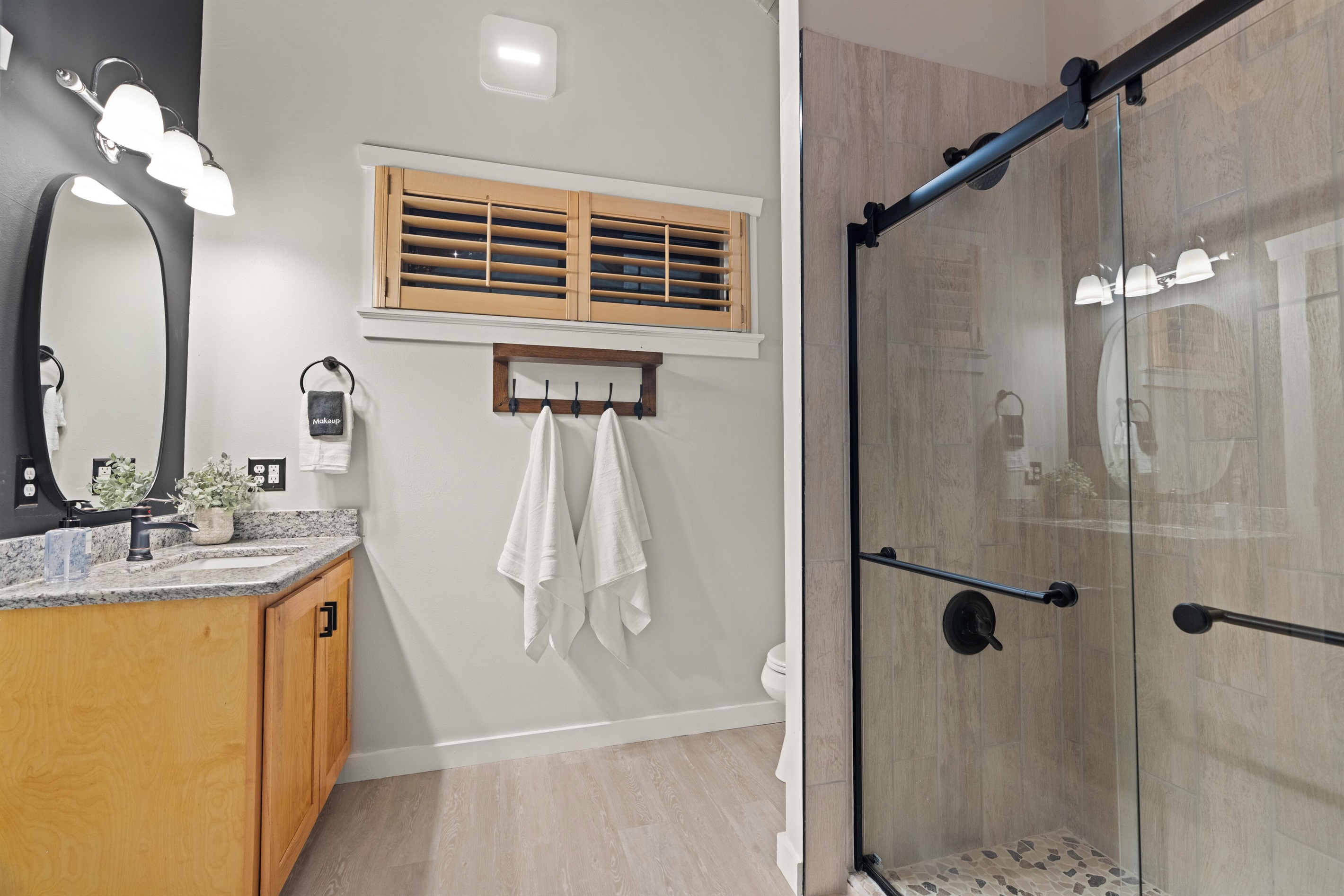 Upper level hall bath with direct access to BR6 and hallway