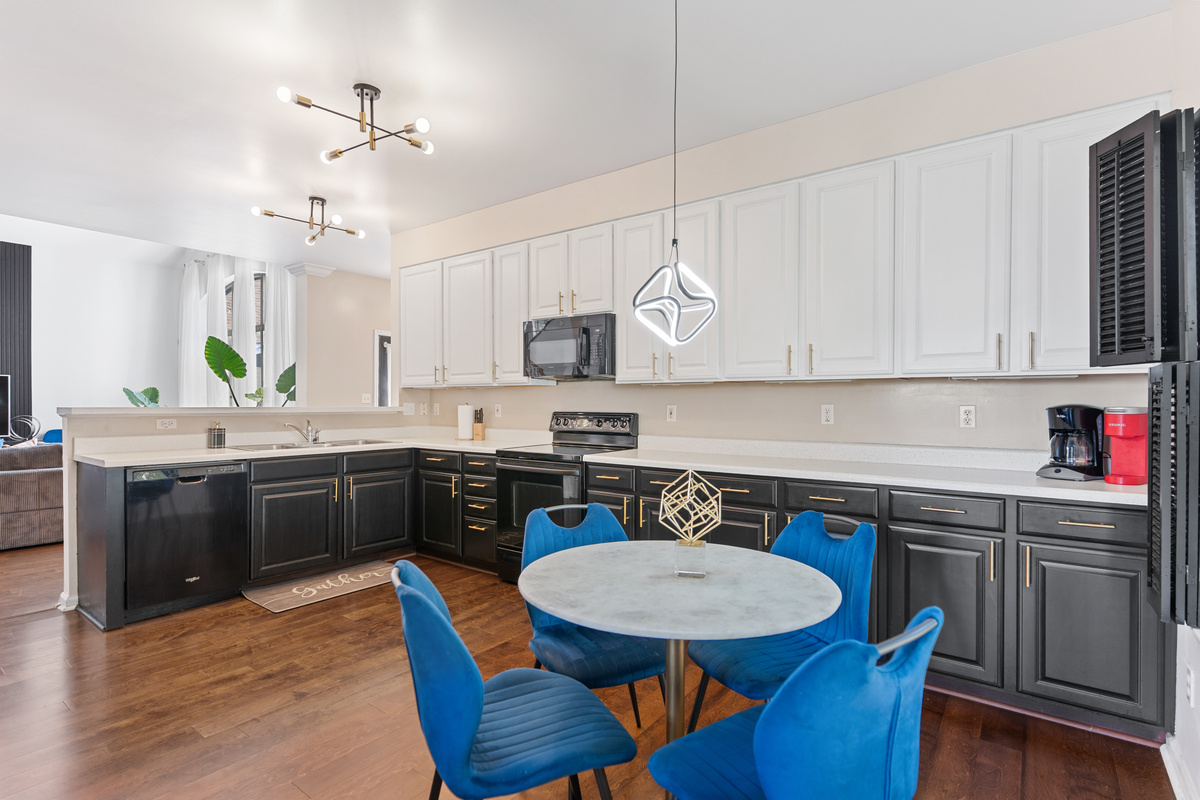 From morning coffee to big family meals, this fully equipped kitchen offers tons of cabinet storage and generous counter space to make cooking a breeze.