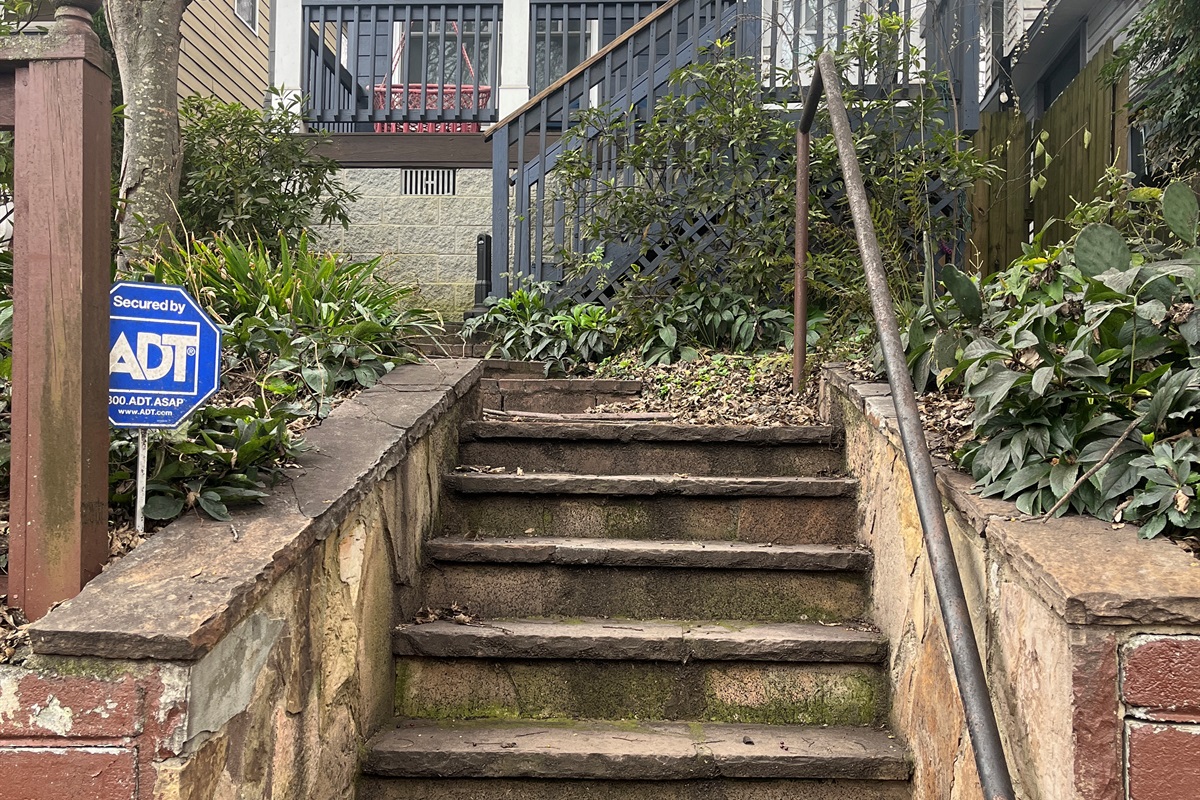 There's a good amount of stairs to the entrance.