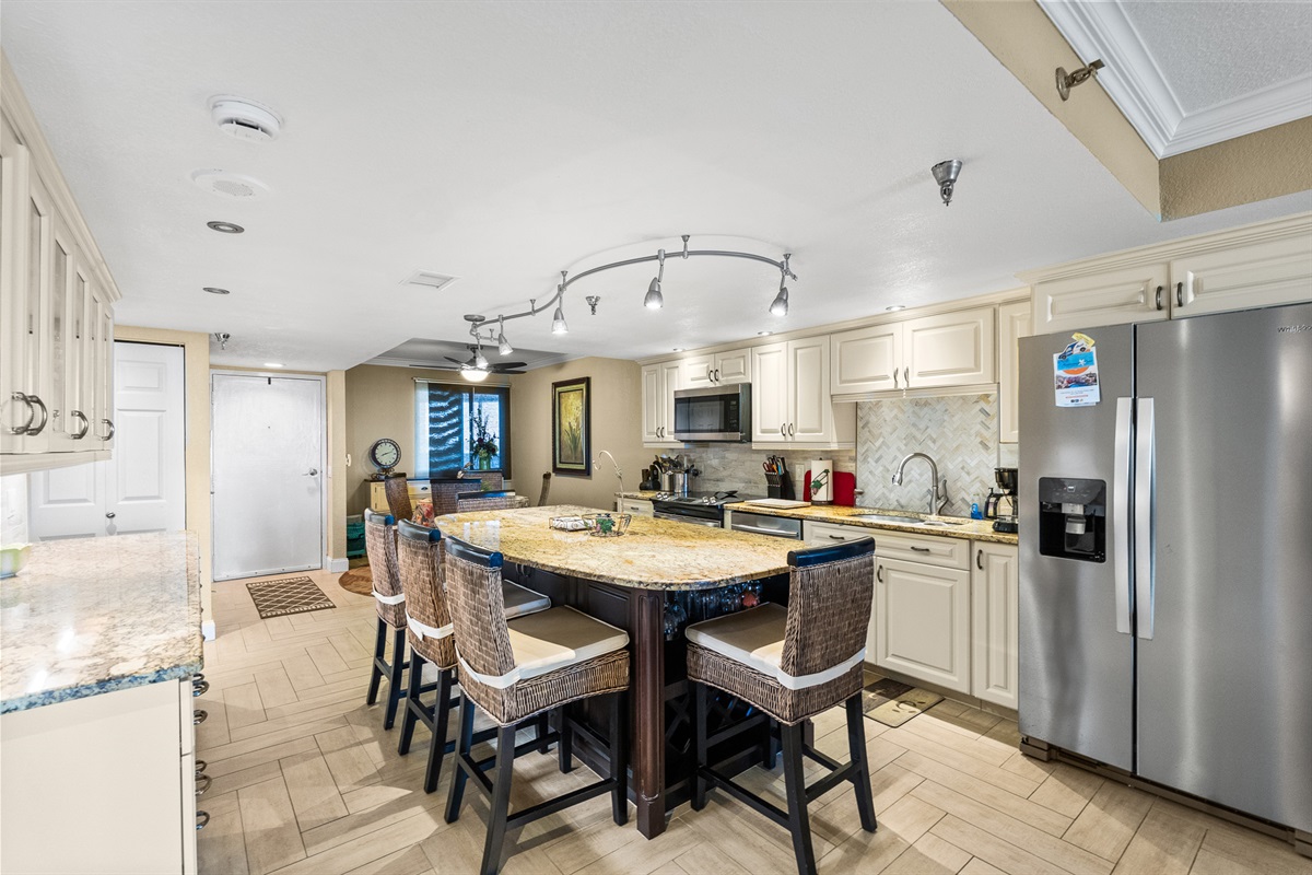 Kitchen, fully stocked with cooking/eating/drinking utensils