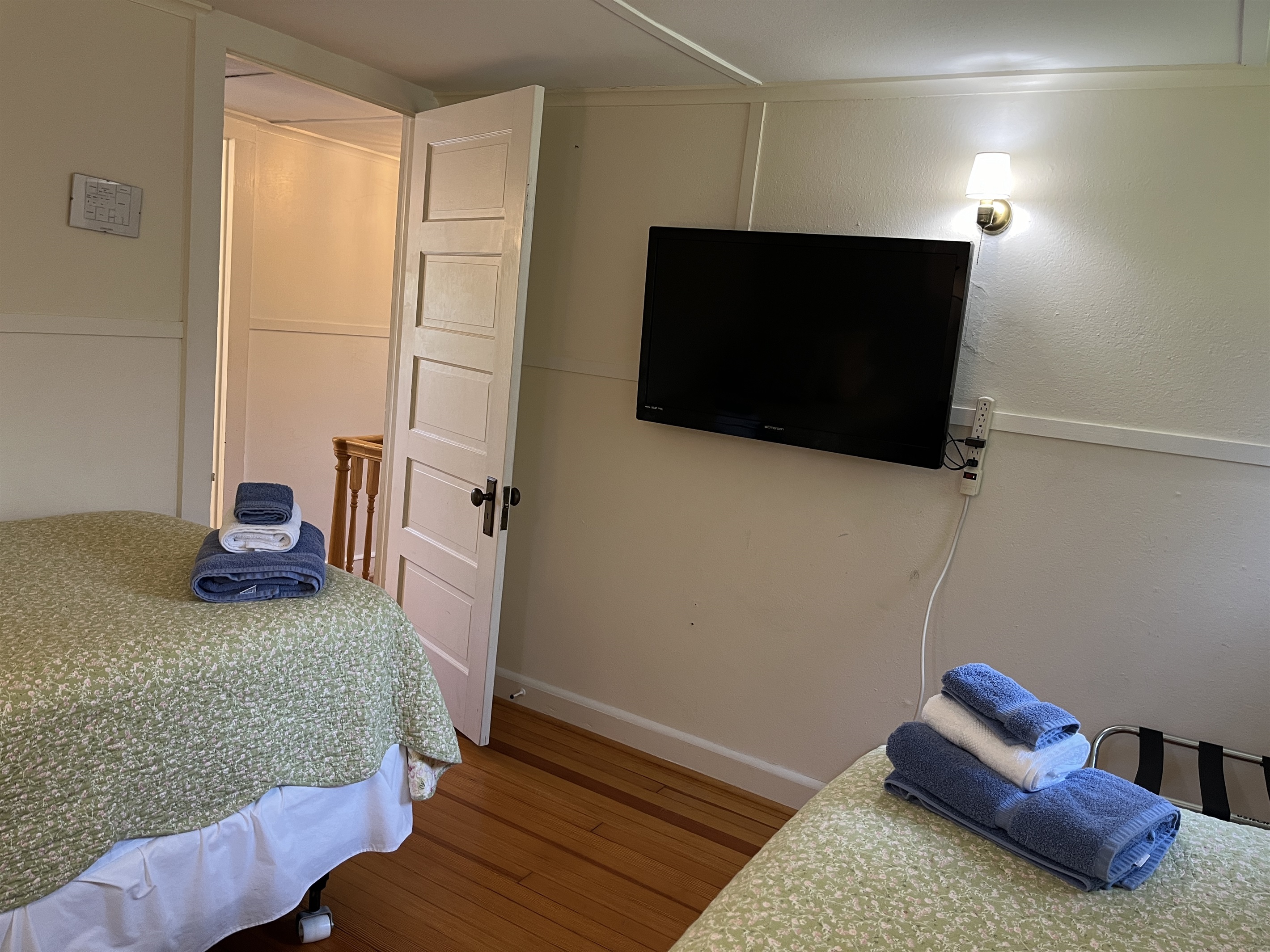 2nd floor Twins with SmartTV