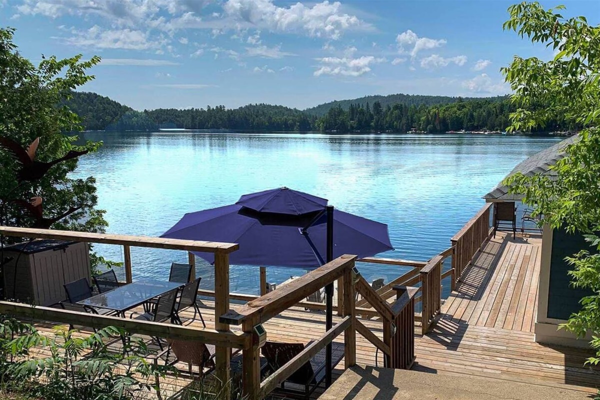 Terrasse partag&eacute;e pr&egrave;s de la boathouse - stairs down from deck to dock and seating area