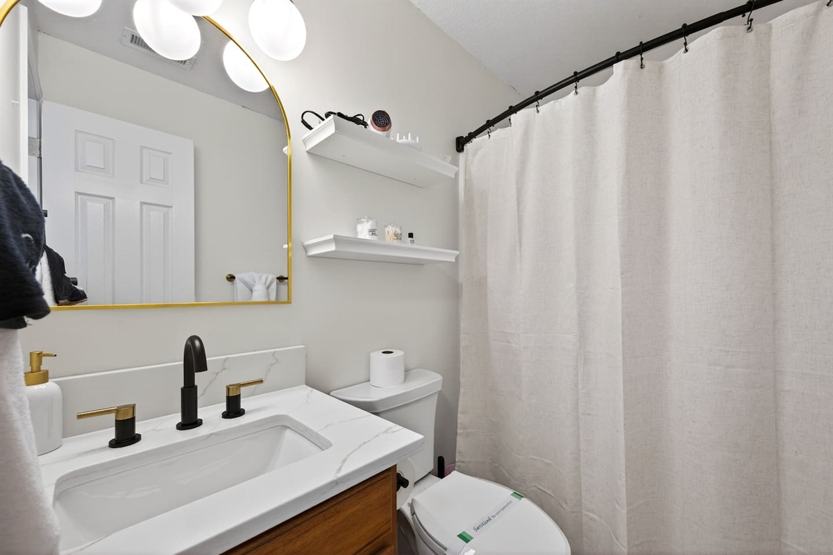 2nd bathroom with more supplies and towels.