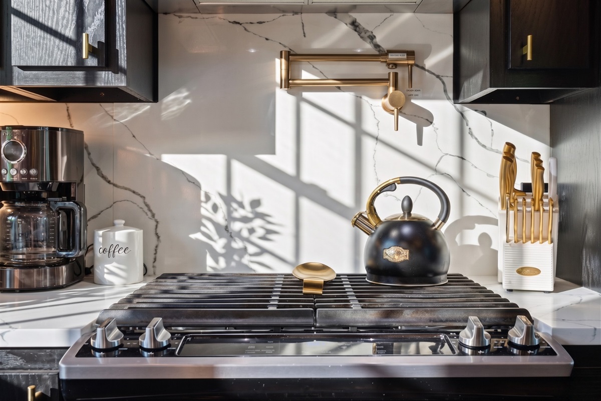 High-end appliances and thoughtful design make this kitchen a chef&rsquo;s dream.