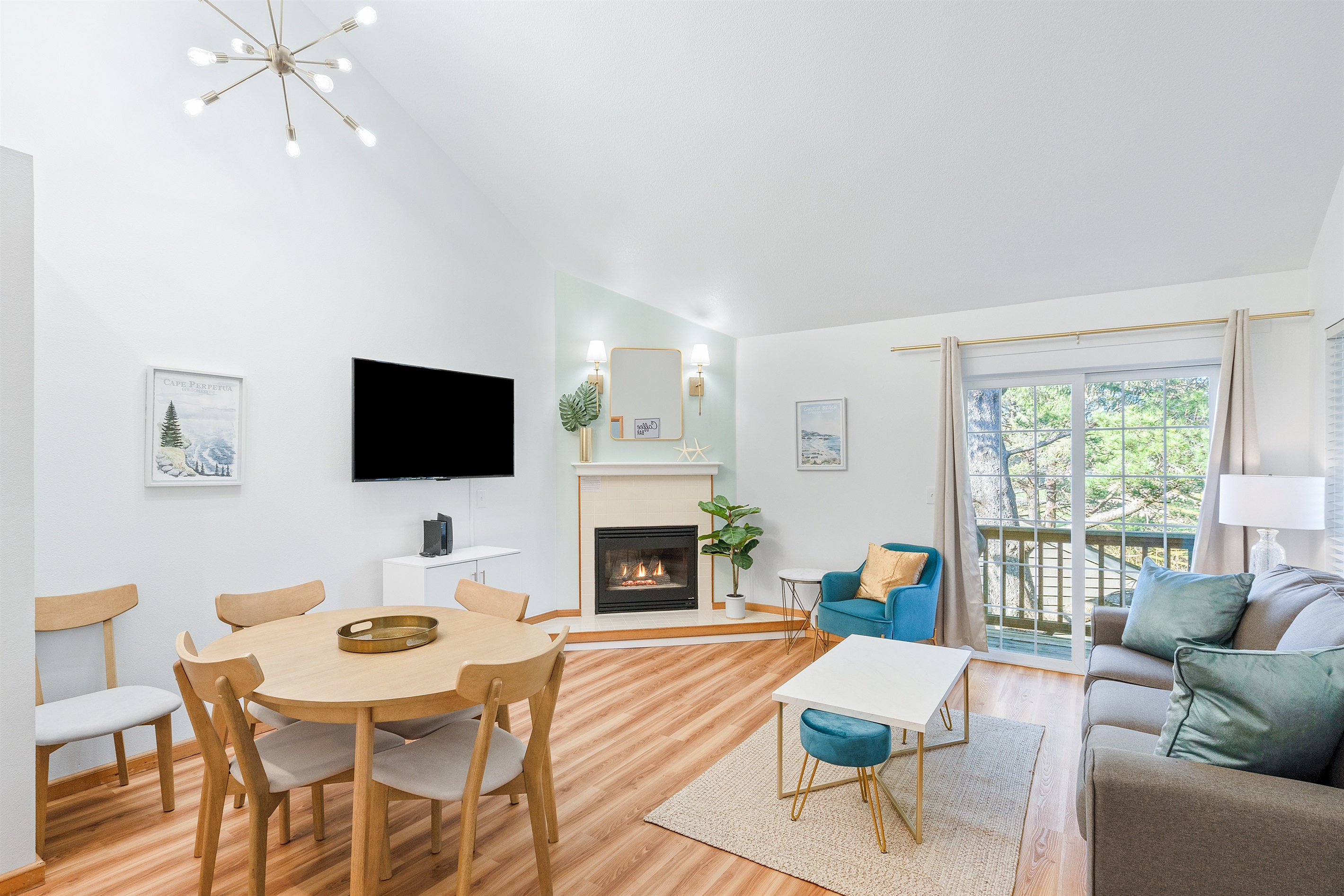 Steps to the beach and downtown|3 ensuite BDR beach home|3 fireplaces|WiFi 3