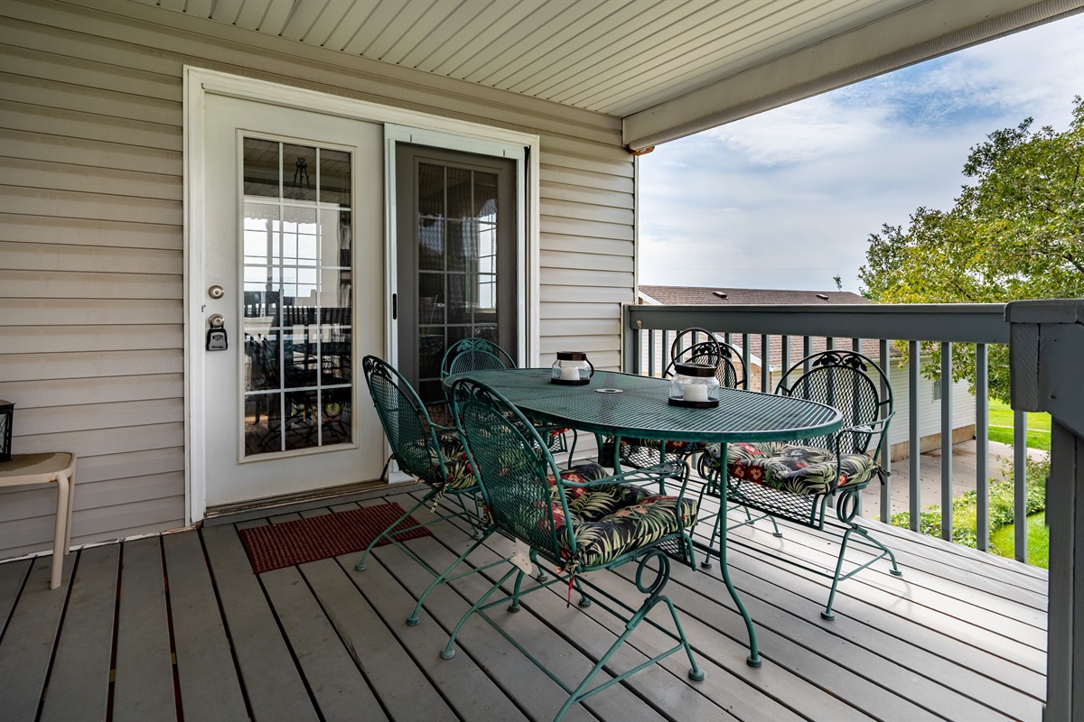 Outside dining for 5 on Deck