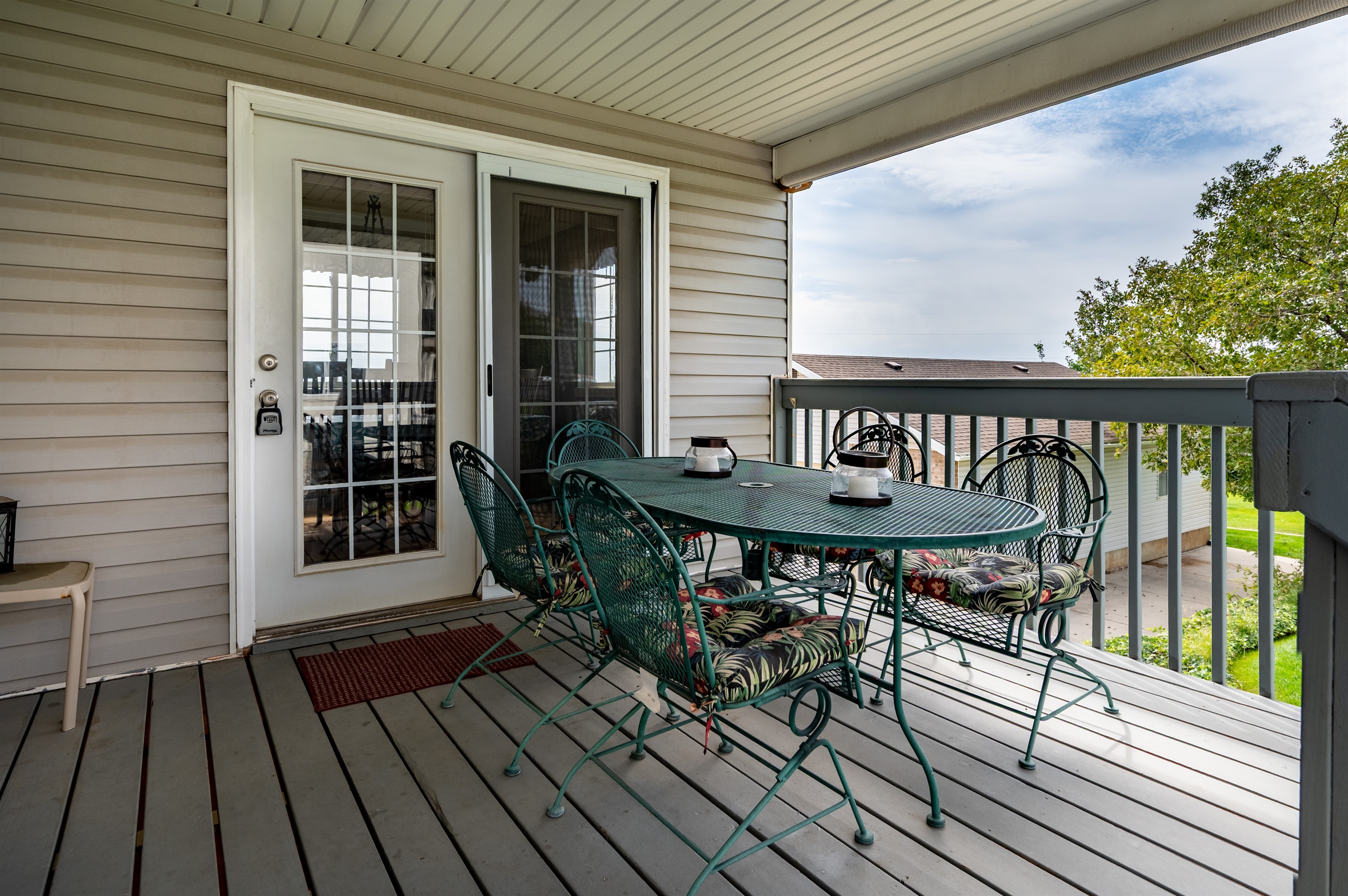 Outside dining for 5 on Deck