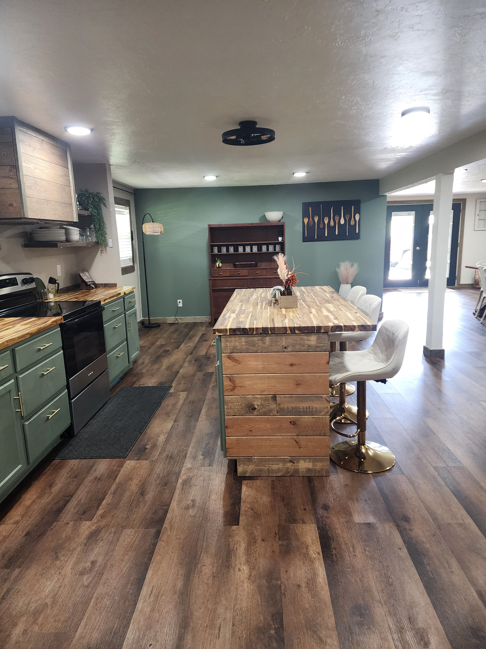 Full kitchen 