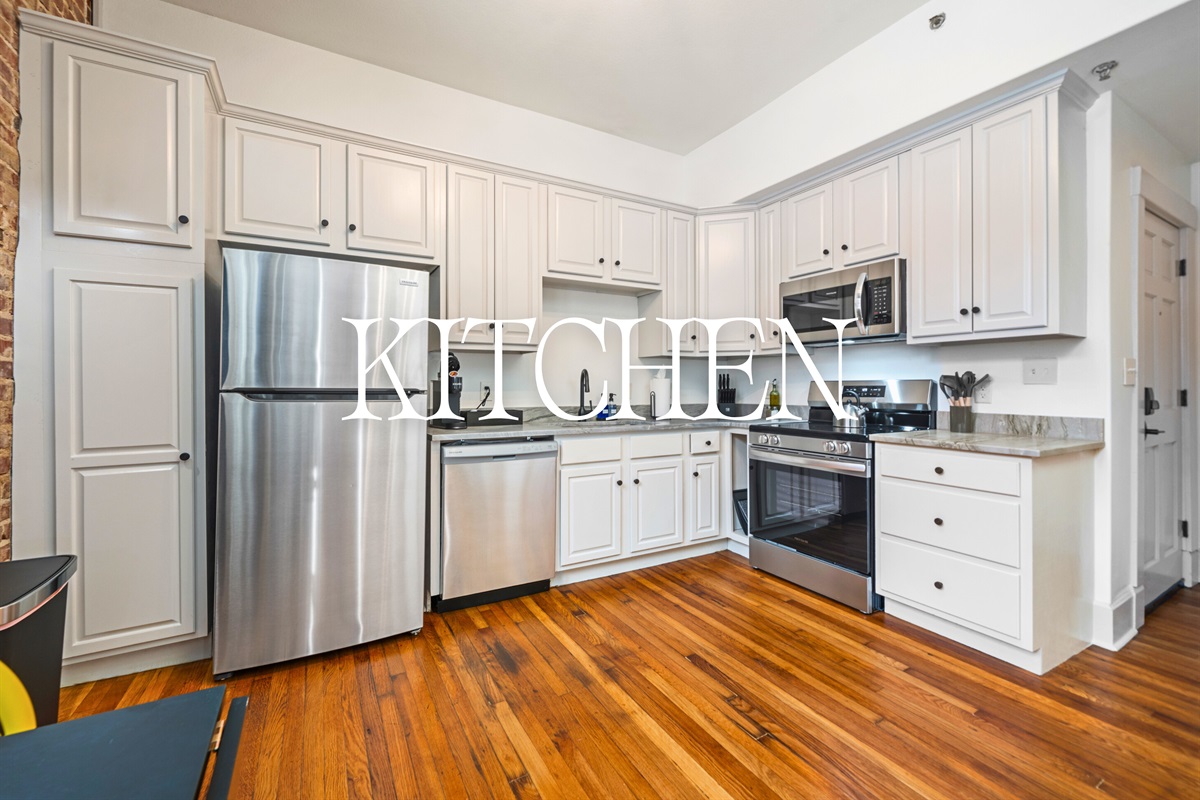 The open kitchen combines a modern design with all the essentials you need, making cooking easy and enjoyable.