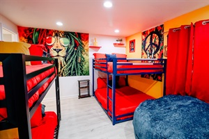 Ideal for Gatherings! 🏡👫 Host your friends or family in style with two bunk beds, comfortably accommodating up to four guests. 🛌🛌👬👫
