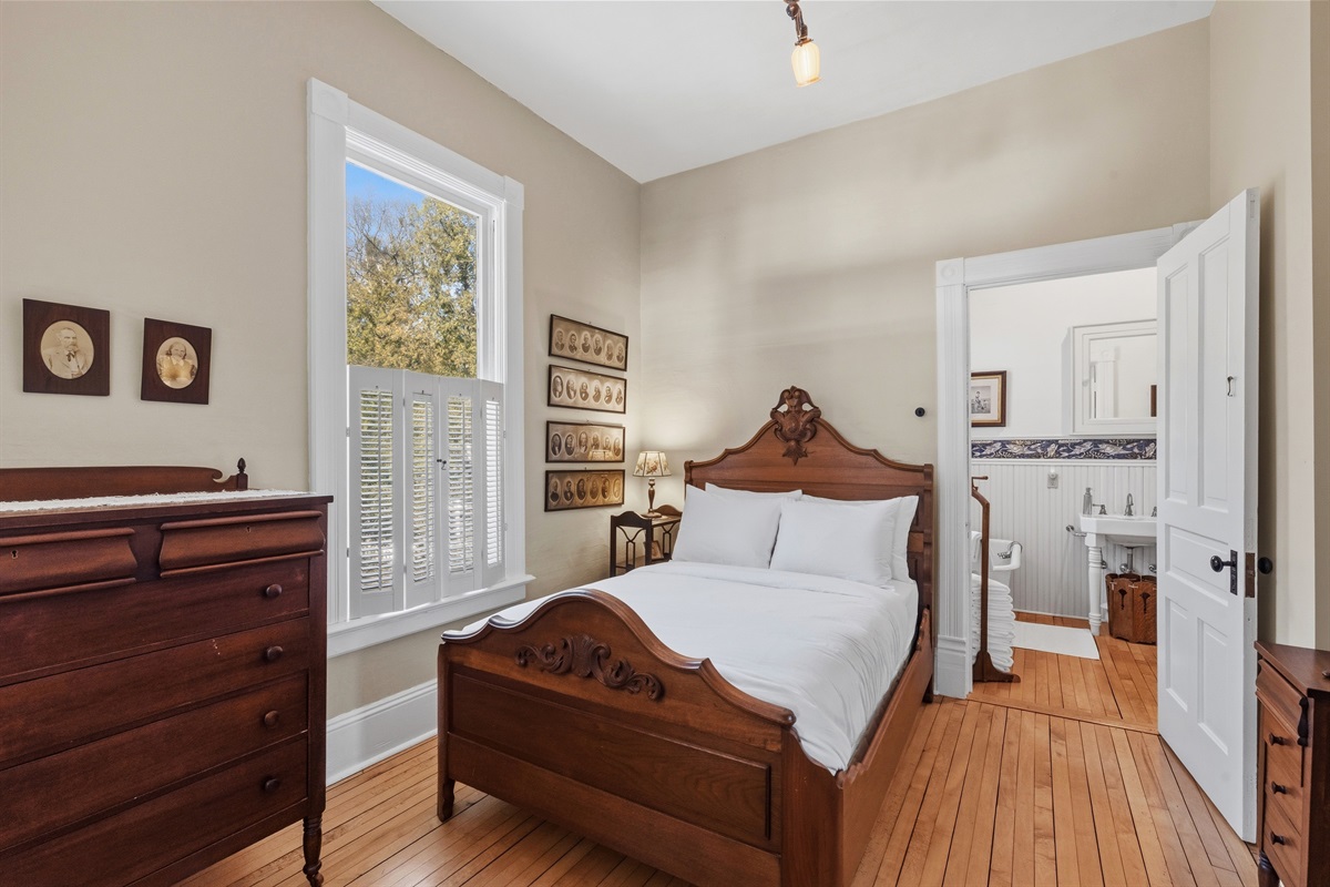 Queen bedroom w/ ensuite bathroom & classic wood furnishings