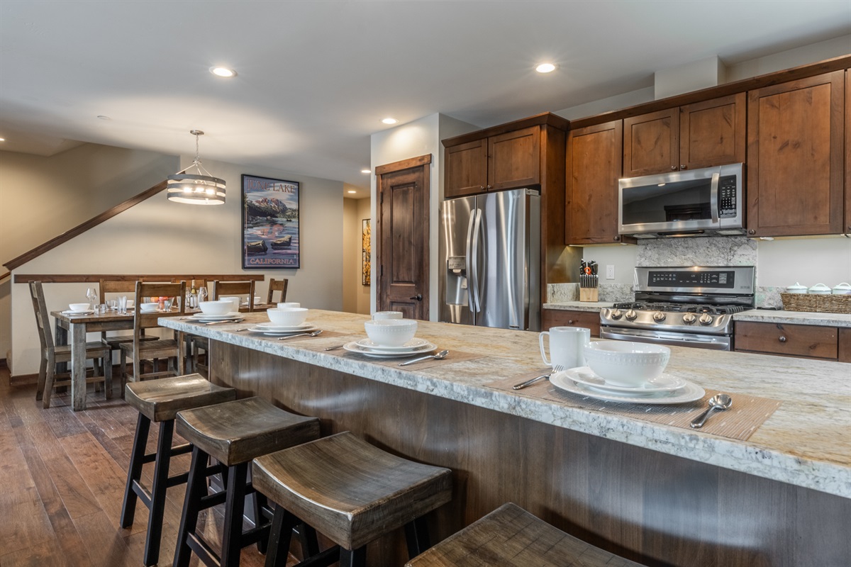 From kitchen bar to dining table, the open layout keeps everyone connected — whether cooking, pouring wine, or settling in for dinner.