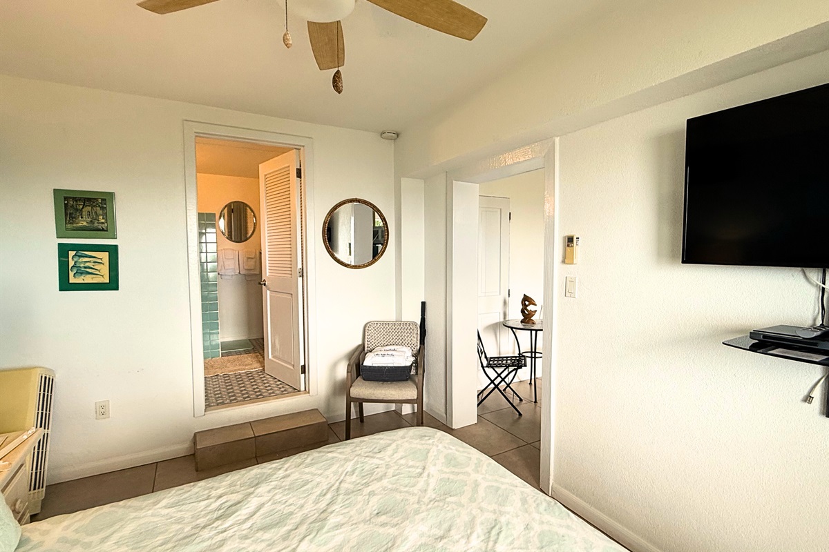 Cruzan room with Queen bed, ceiling fan, AC and ensuite bathroom