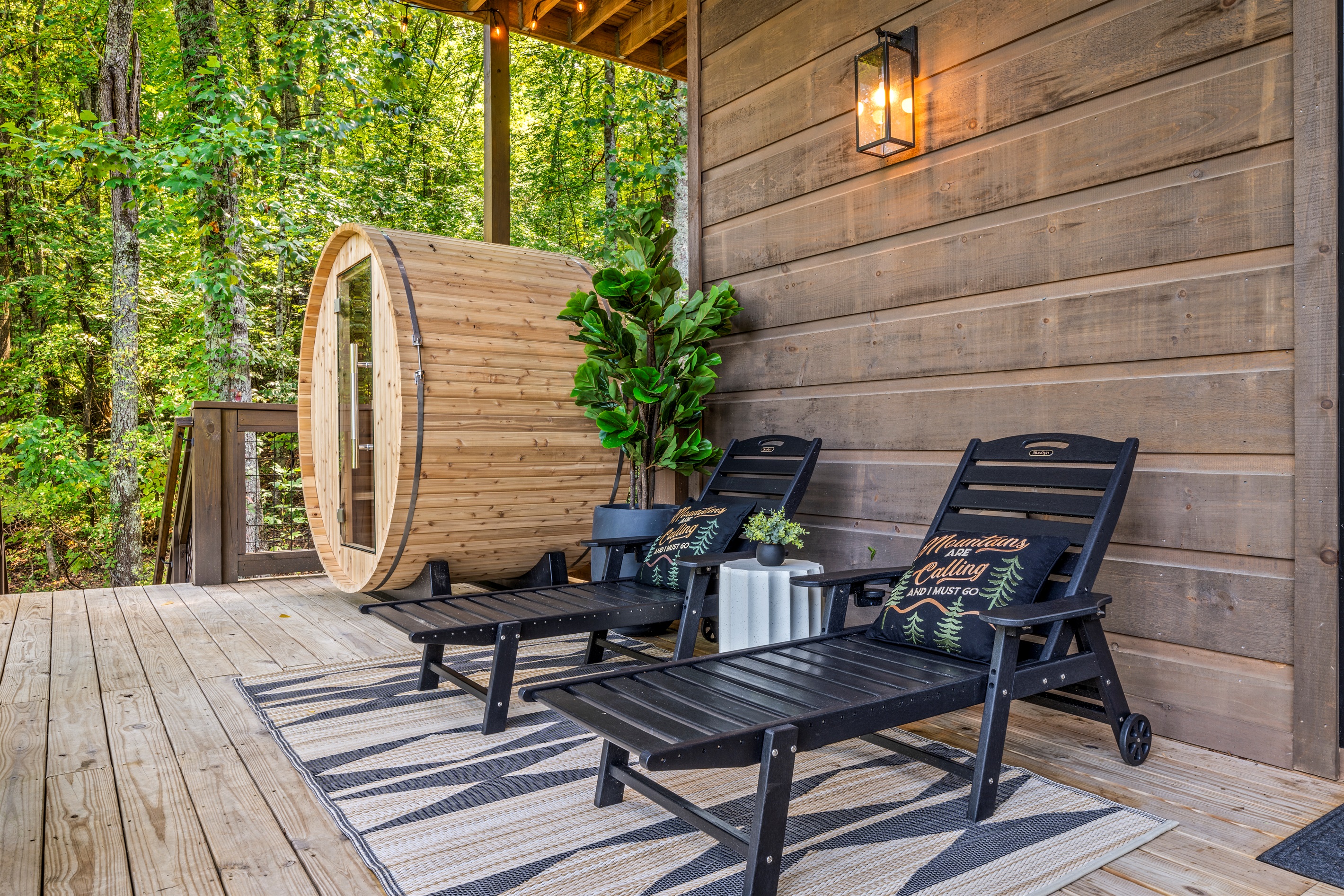 🔥 Detox, relax, repeat. Our cedar barrel sauna is the perfect post-hike indulgence—followed by a nap on those loungers.