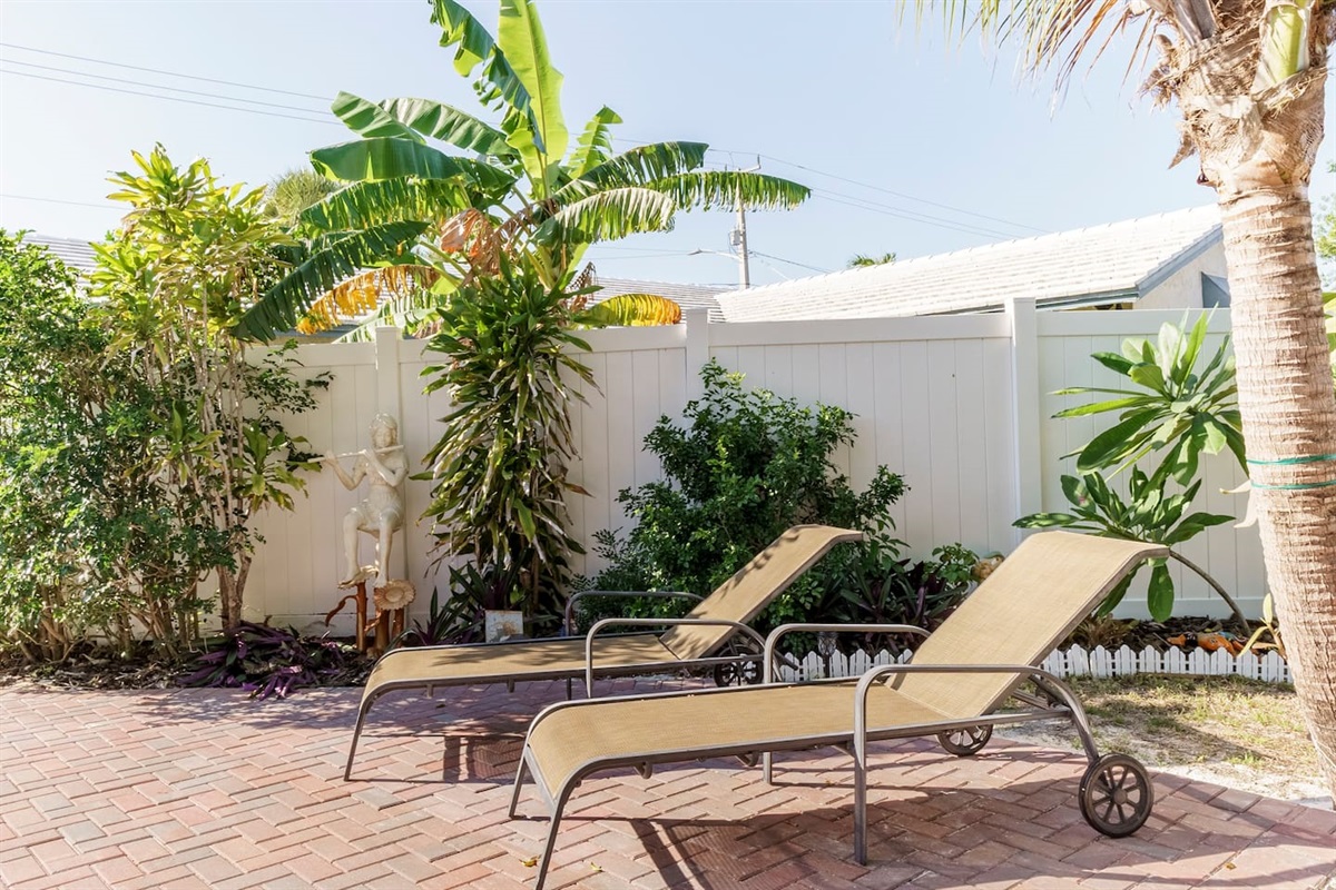 Relax poolside on a chaise lounge. Plunge into a refreshing swimming pool. Read a novel in the shade of palms, patio umbrellas and lush tropical trees. 