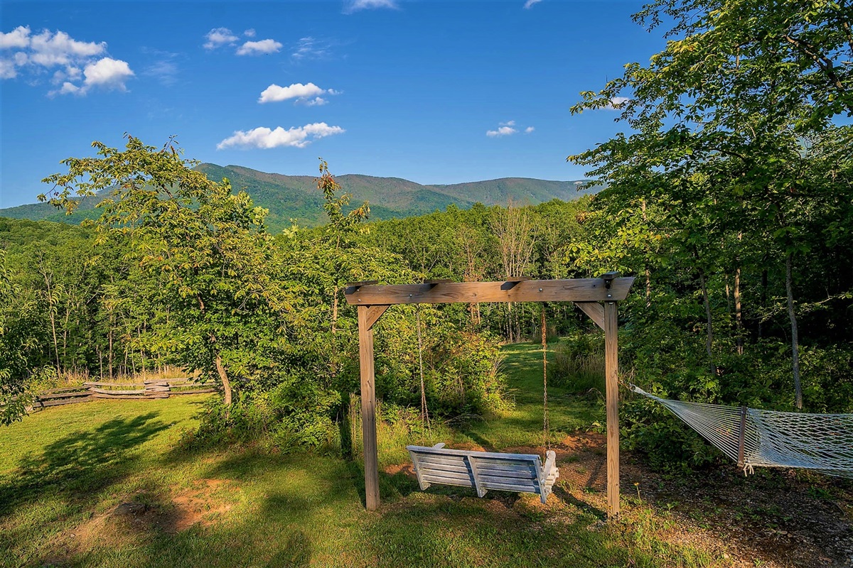 Open skies and mountain scenery make this the ideal spot for stargazing at night
