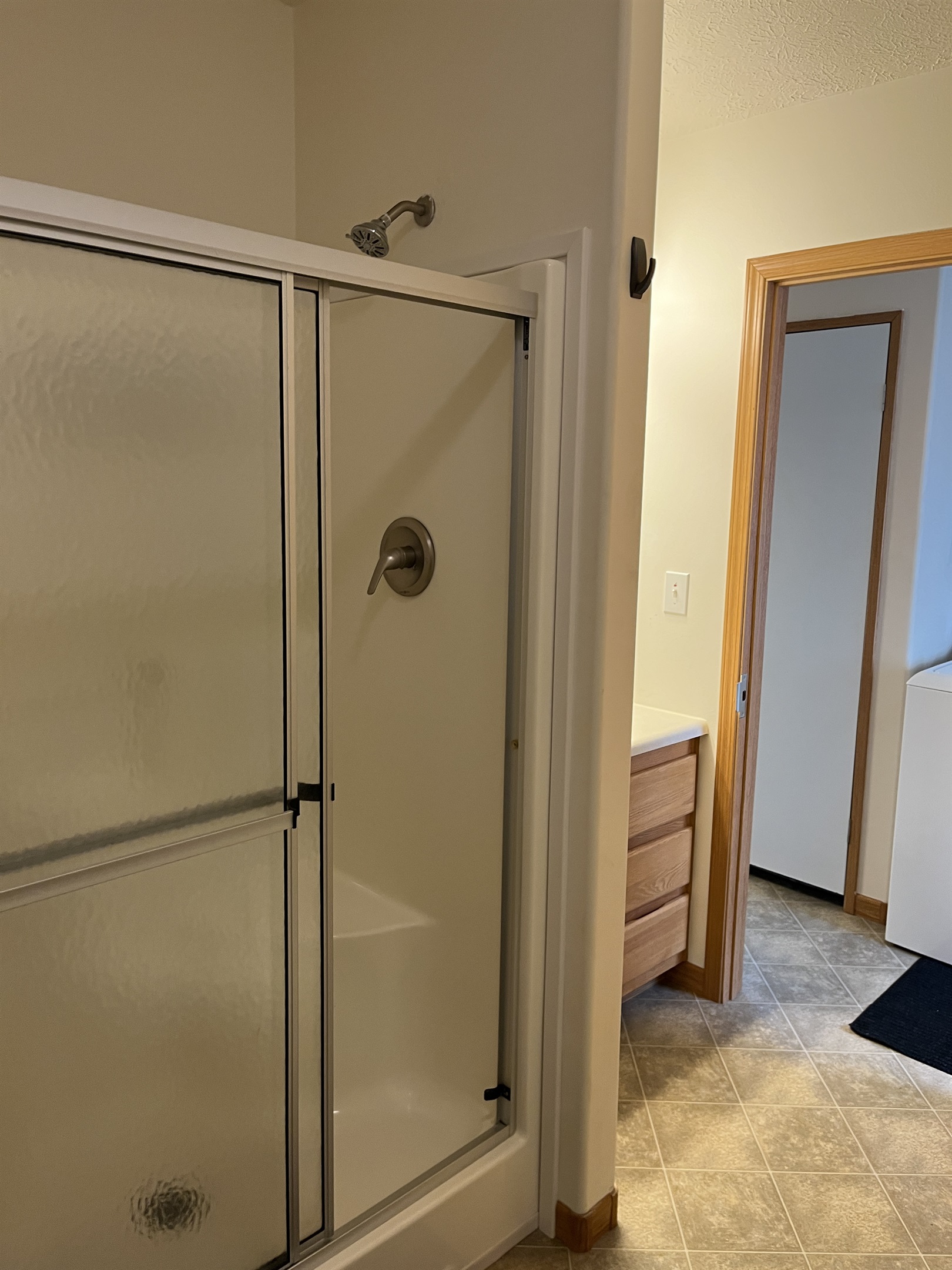 Ensuite bath off Queen bedroom with hallway entrance