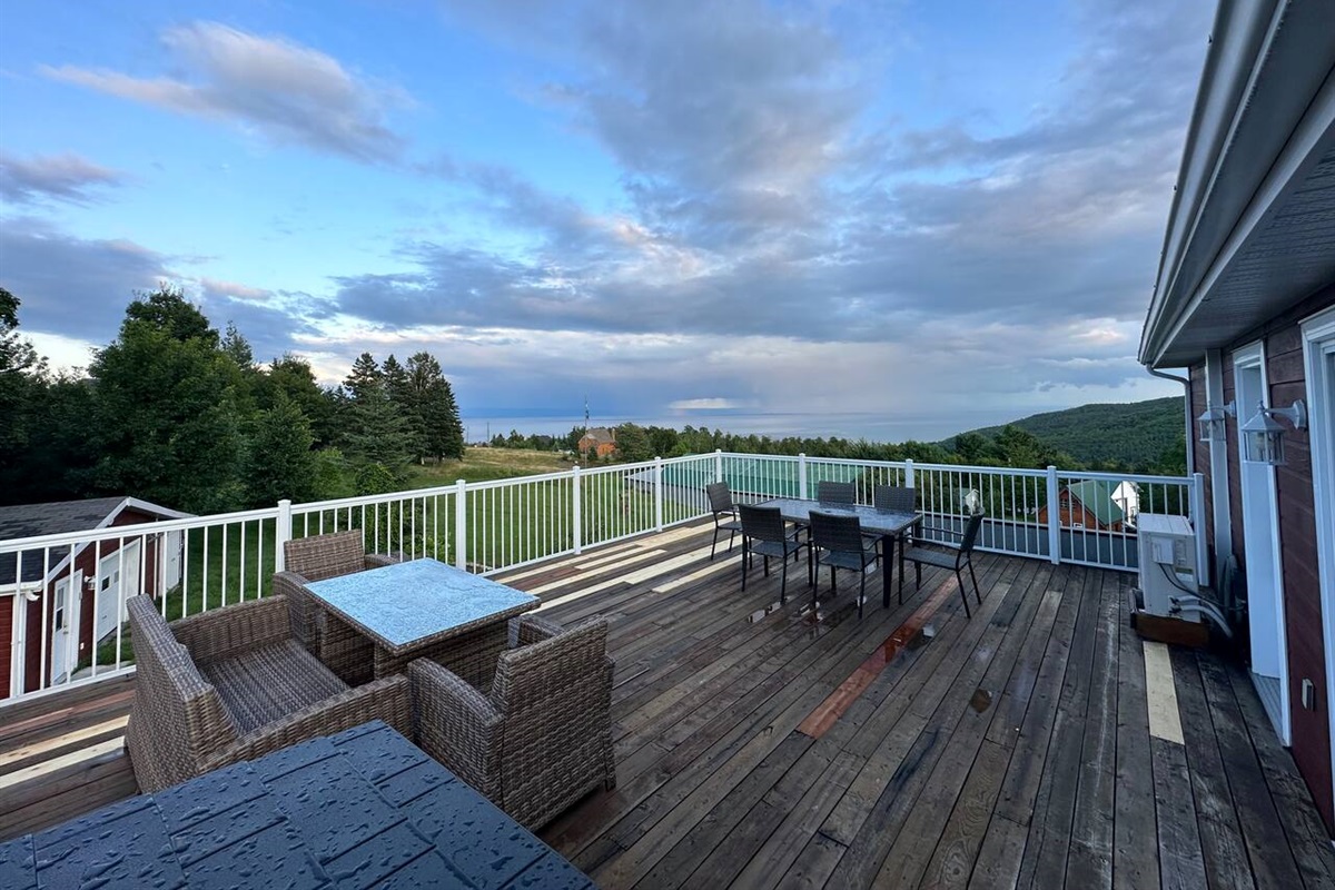 Terrasse pour 13 personnes, avec vue extraordinaire. 