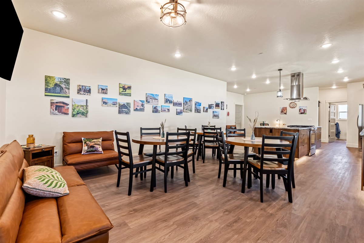 Cafe Style Dining and lounge area