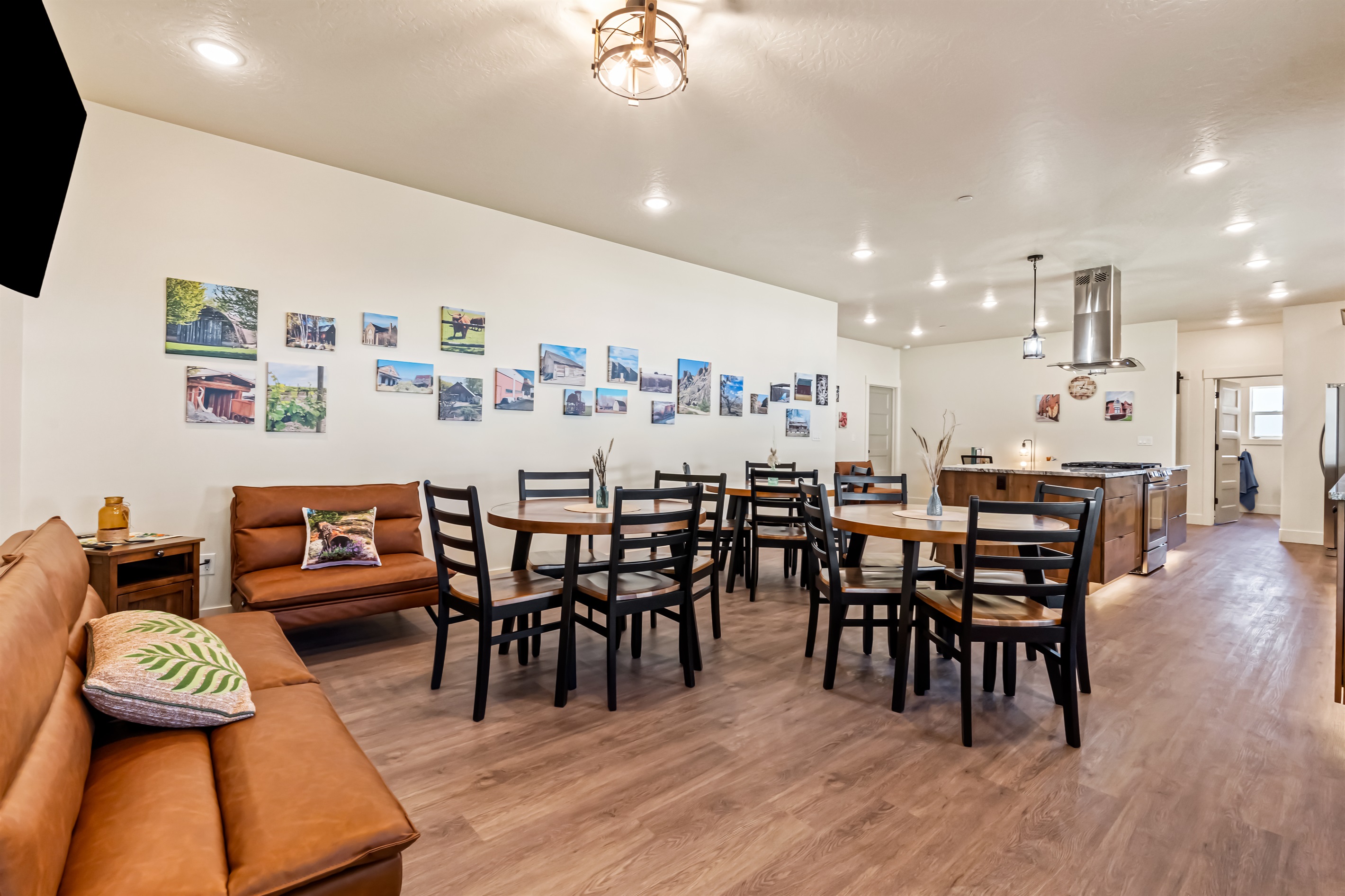 Cafe Style Dining and lounge area