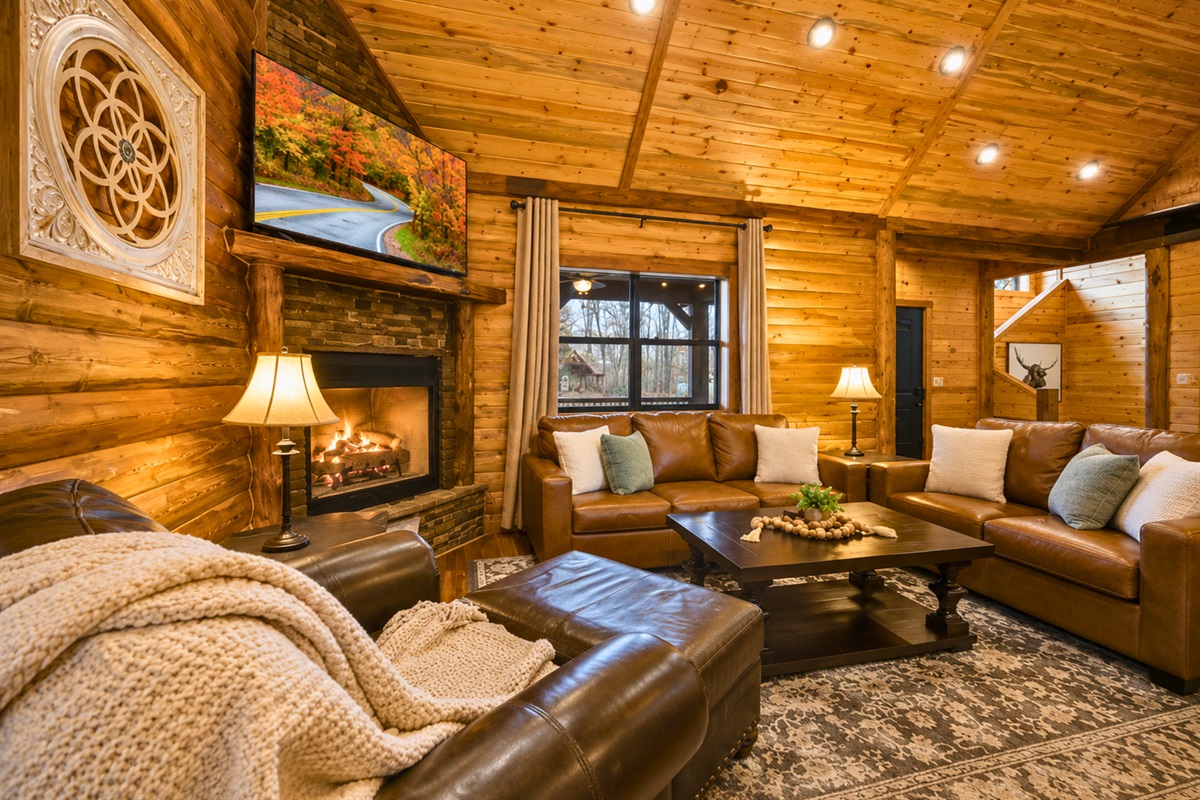 Natural wood finishes and cozy furnishings give the living area a classic cabin atmosphere that&rsquo;s perfect for relaxing evenings indoors.