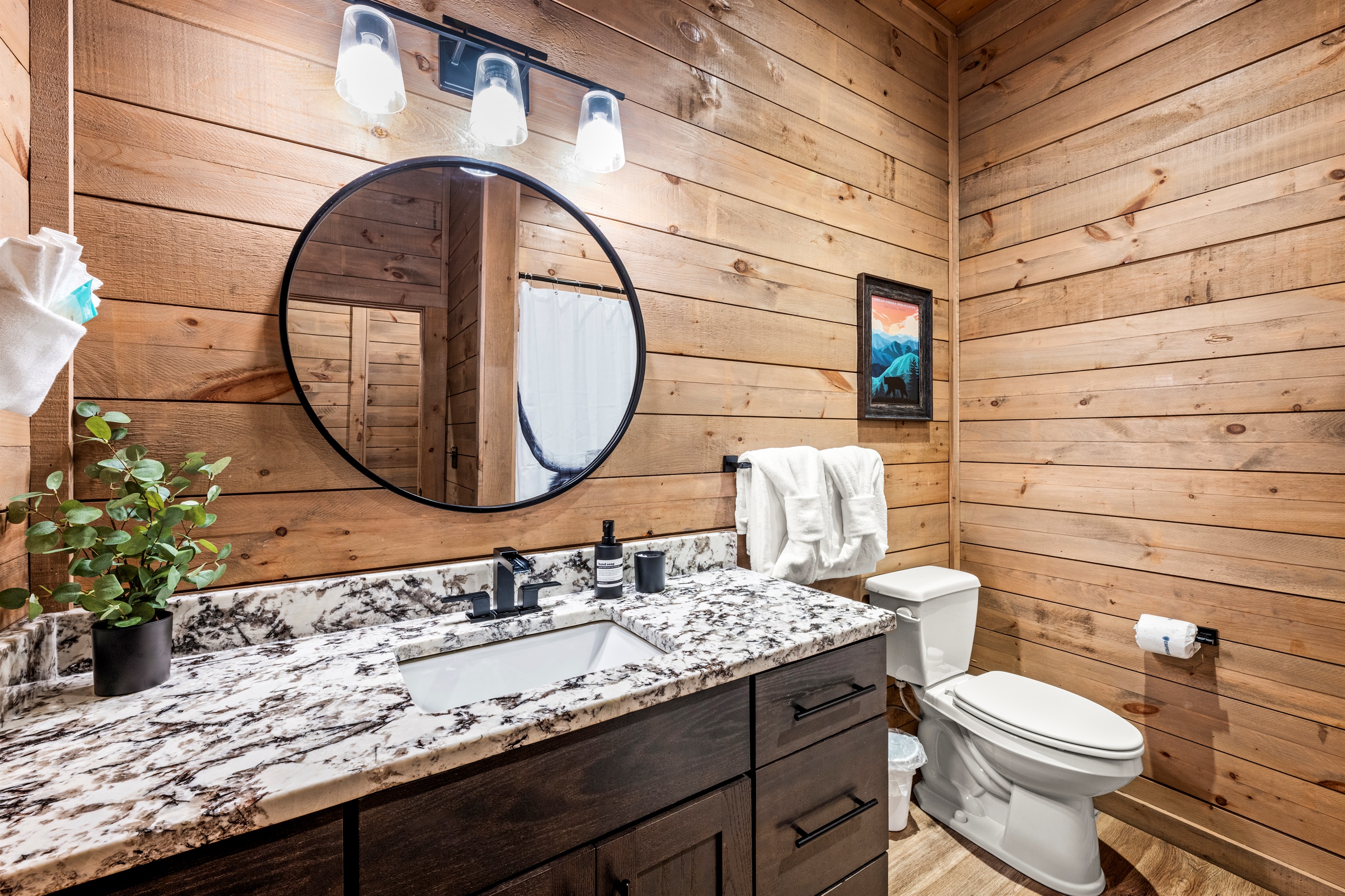 🧼 A modern refresh with rustic flair. Clean lines, soft towels, and a nod to the mountains—plus granite counters that sparkle.